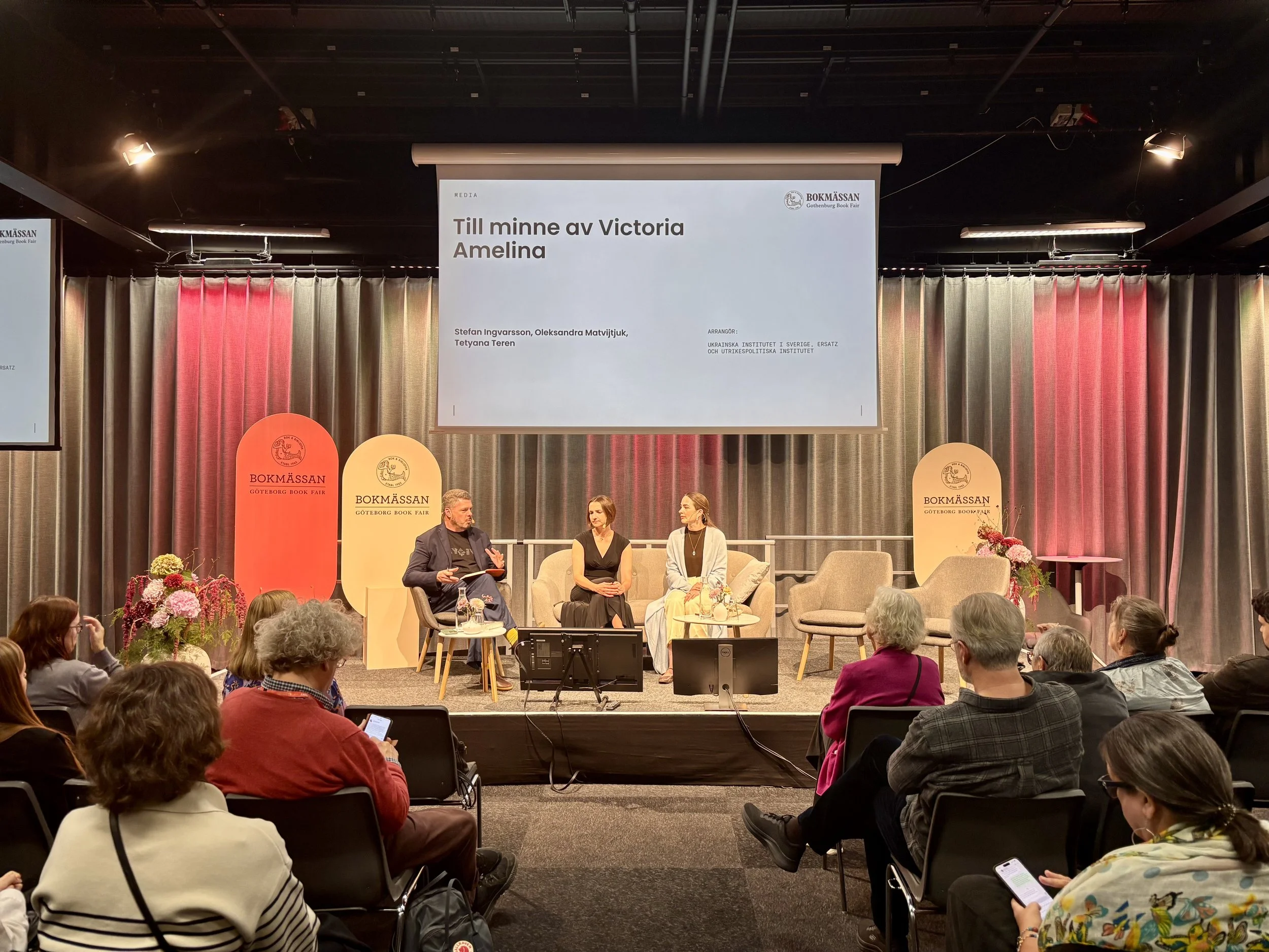 Ett samtal om mod, litteratur och vittnesmål. Seminariet om Viktoria Amelina på Bokmässan finns nu tillgängligt att se