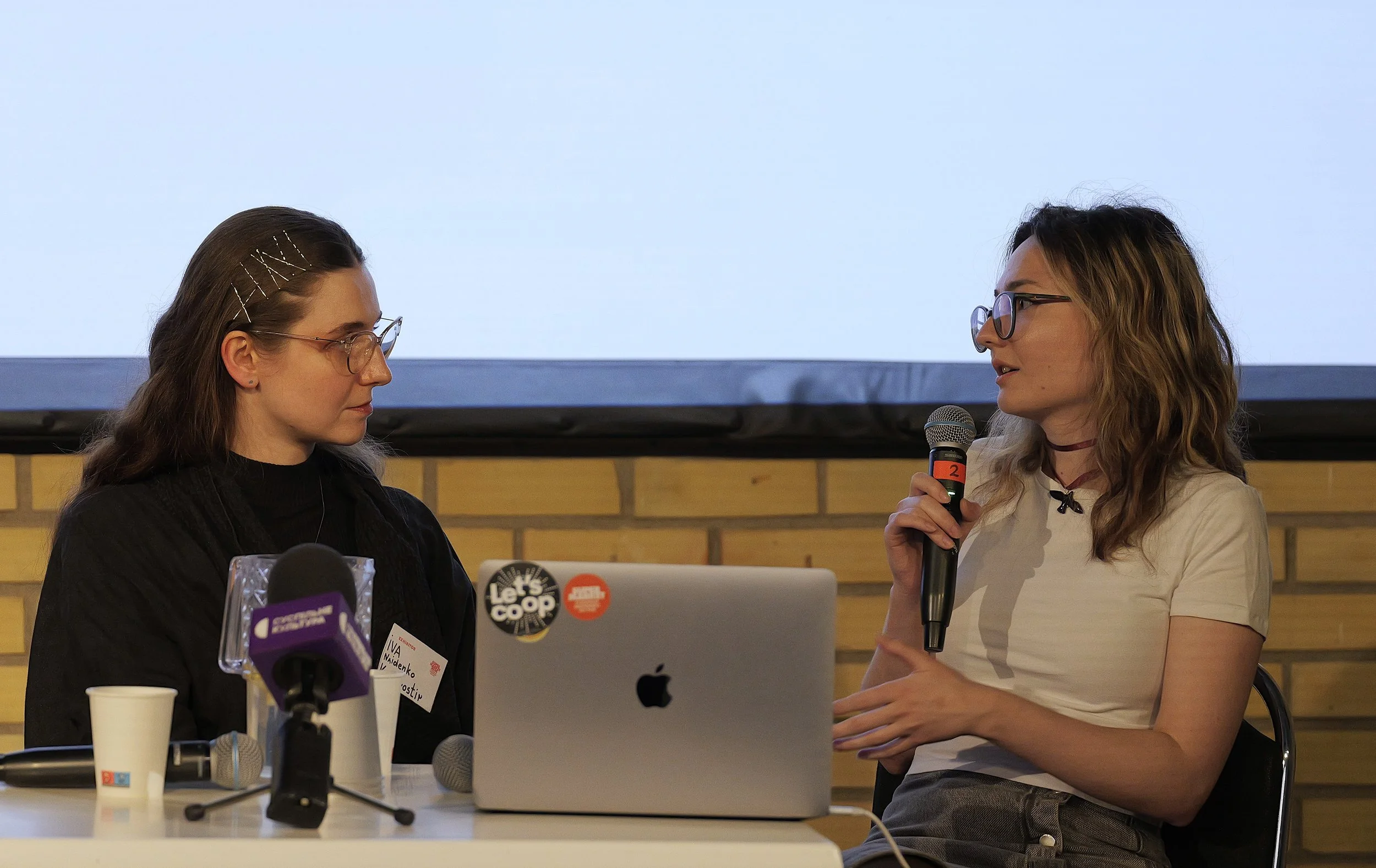 Ukrainska konstnärer bygger egna strukturer – samtal om den konstnärsdrivna scenen på SUPERMARKET i Stockholm