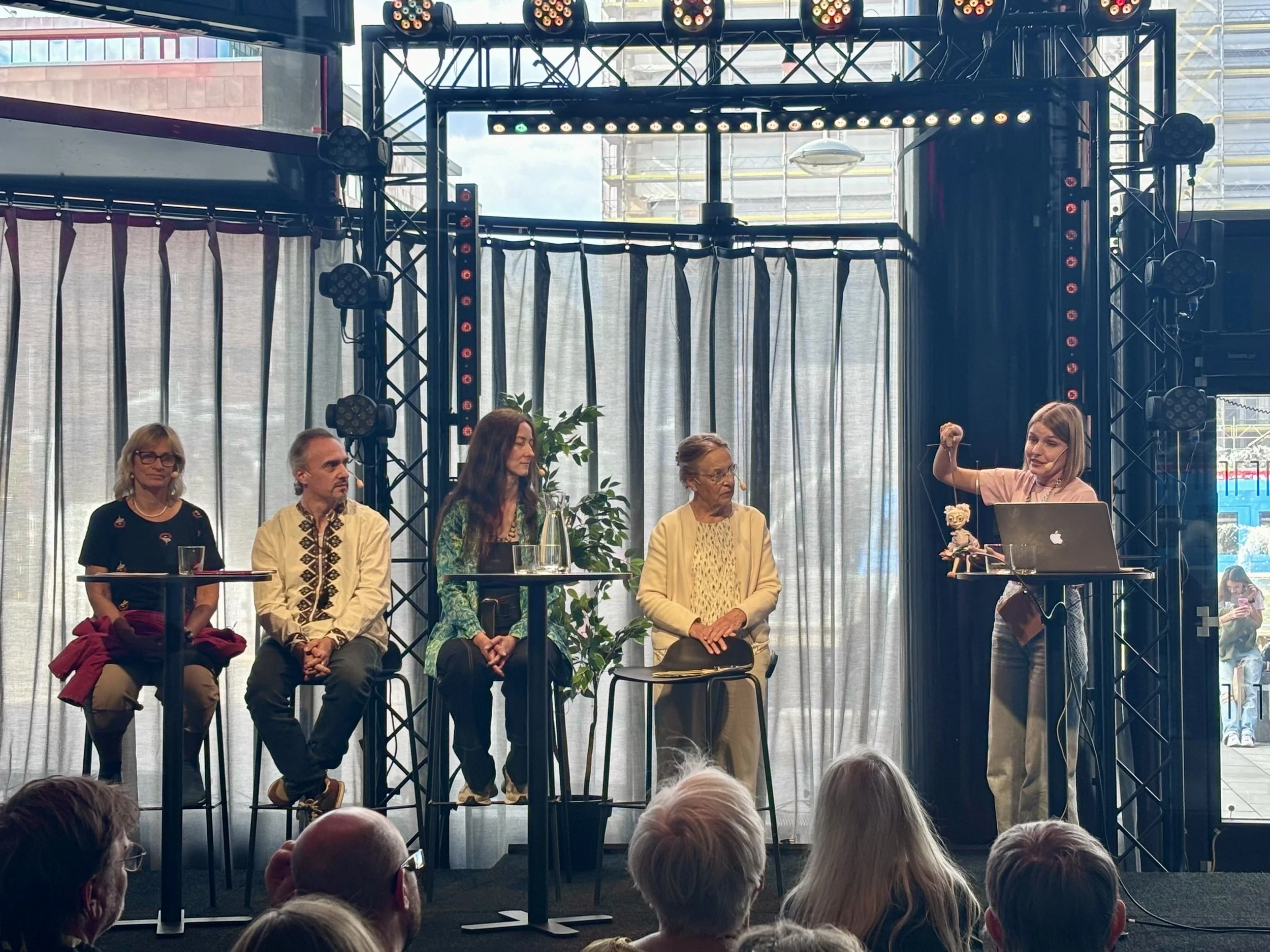 Ukrainska dockteaterkonstnärer öppnade POP UP PUPPETS med samtal om konstens villkor under krig