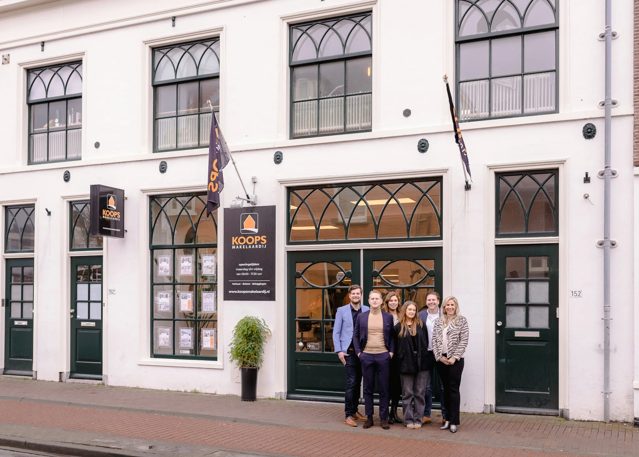 Wat doet een verkoopmakelaar en wat levert het op?