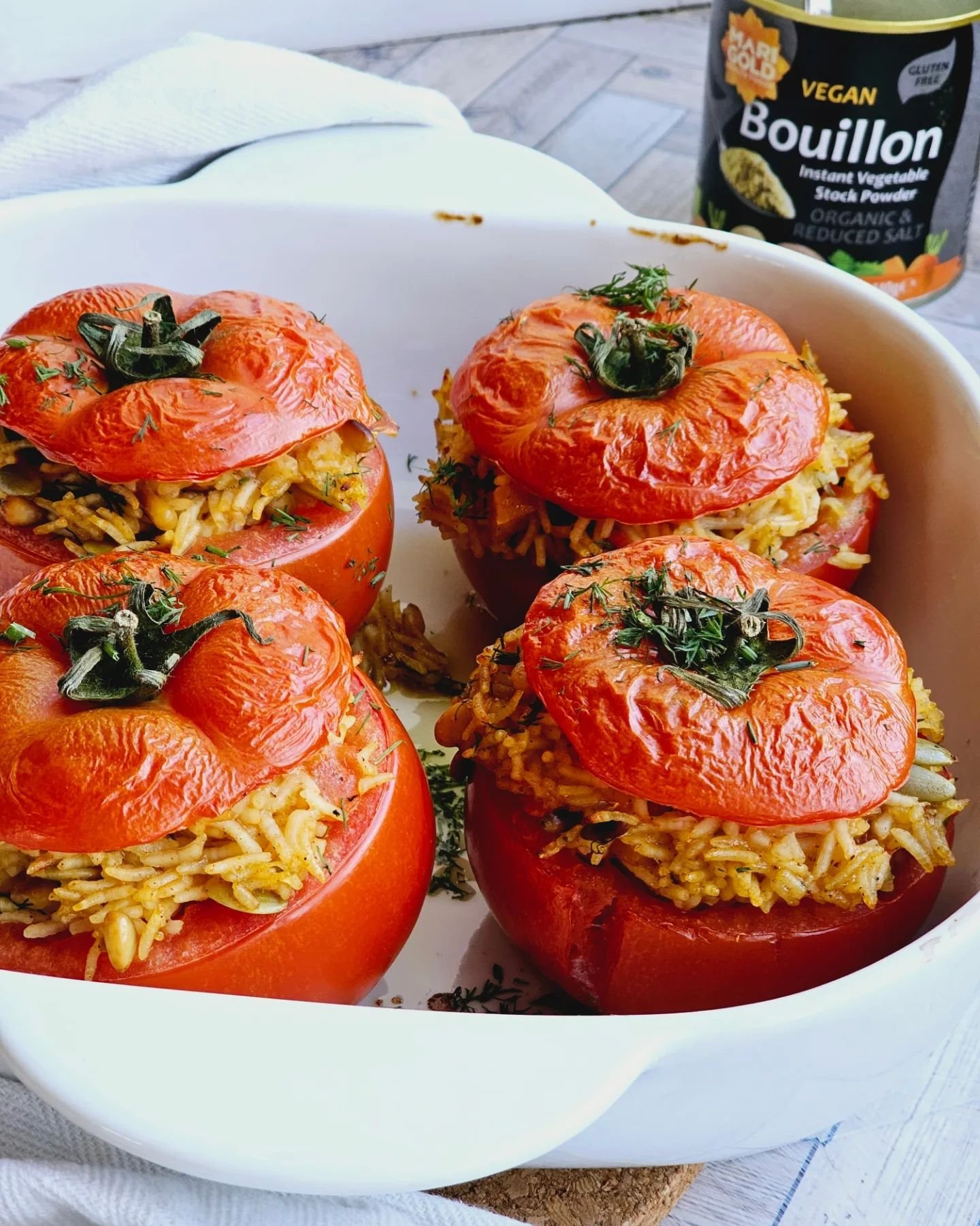 STUFFED TOMATOES MADE WITH BOUILLON STOCK
🍅
Mildly spicy and sweet, these stuffed tomatoes are the perfect healthy - and tasty - supper. Simple recipe in our bio
💚
We'll be making them for friends this Friday night😍
😋
Our veg bouillon stock powde