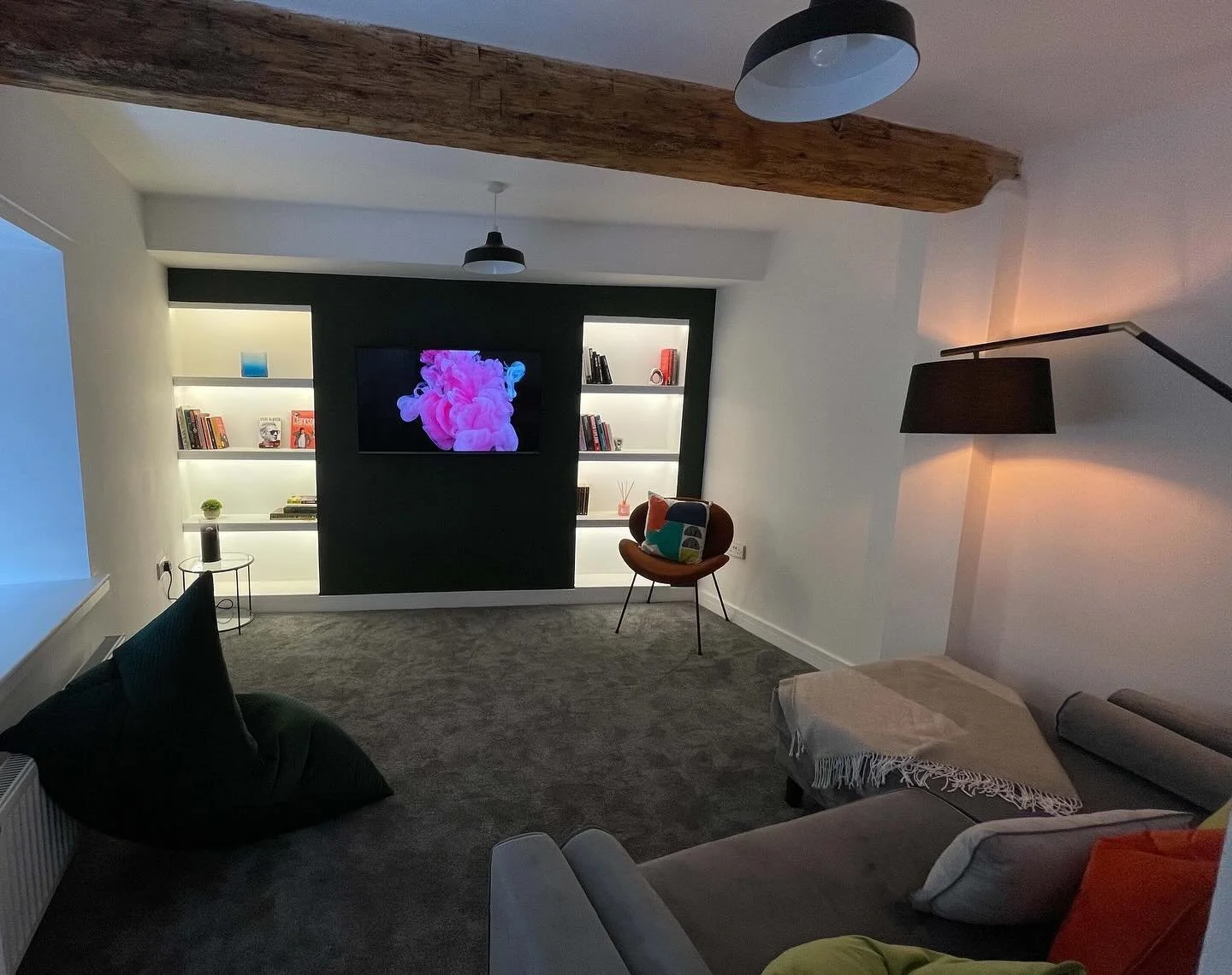 Escape to comfort in the heart of Ruthin, North Wales. Welcome to our cozy 2-bed retreat where tranquility meets charm. #oliverbellrentals #ruthin #northwales 🏡✨