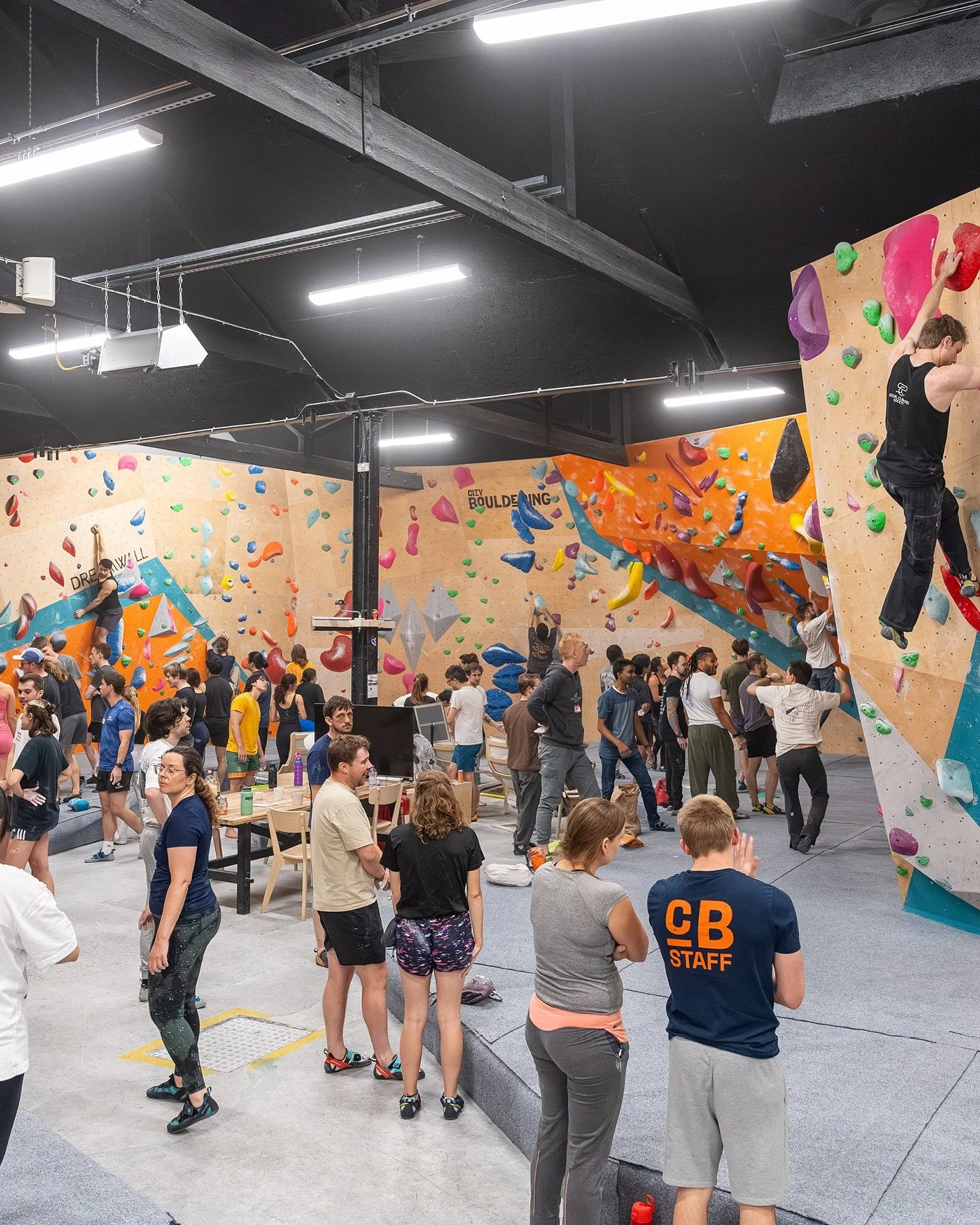 Thank you to all who came to Sporty & Social last week, as captured by the wonderful @diegomartina_ 📸
What a night! Another fab event with @sportyandsingle at @cityboulderingstratford featuring @ollfrances on the decks 🎶