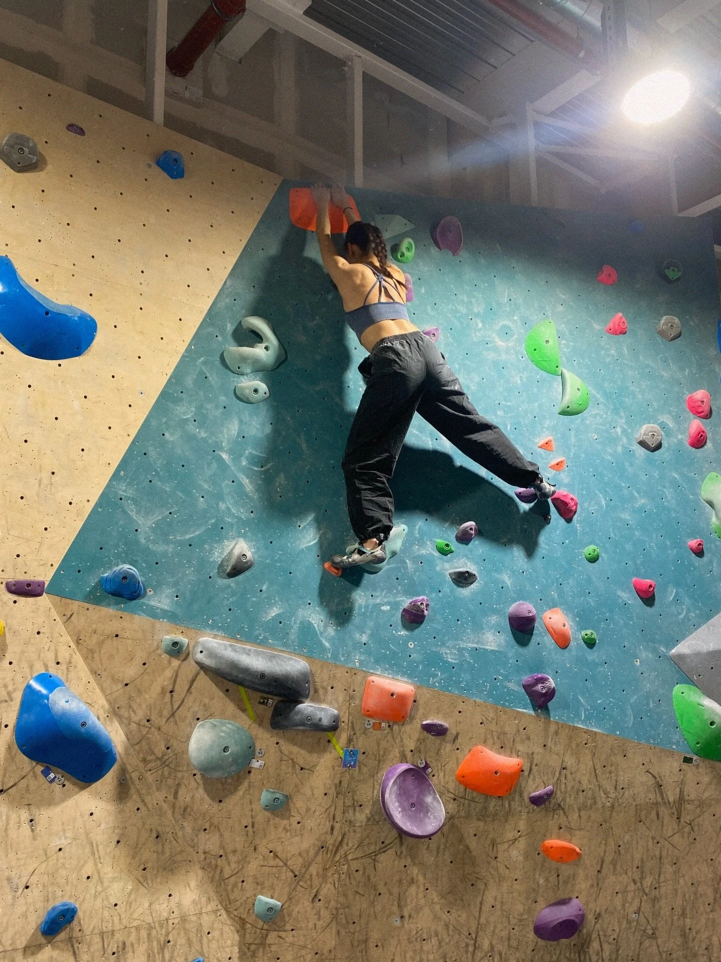 Caught at the top 💪✨
@potserino sticks the final move, making it look effortless 🔥

Come hang with us at @whitecitybouldering on Mondays from 6pm. Good climbs, great people, zero pressure.

&pound;9.50 entry for subscribers. Hit the link in bio to 