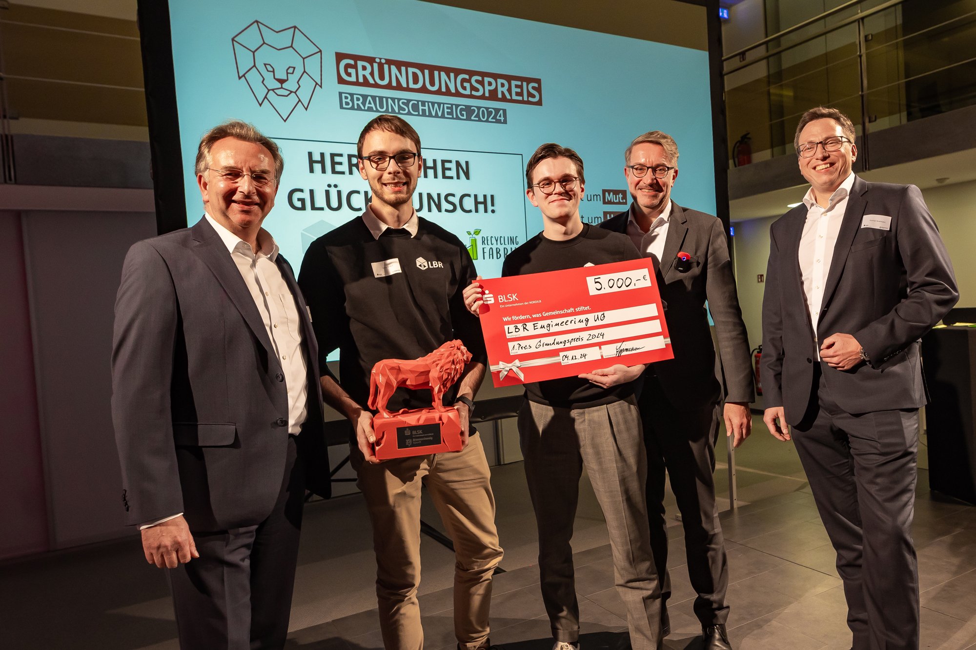 Auszeichnung für unsere Vision:
LBR wurde mit dem Braunschweiger Gründungspreis ausgezeichnet – ein bedeutender Meilenstein auf unserem Weg, industrielle Fertigung zugänglicher zu machen. Die Jury würdigte insbesondere unseren Ansatz, CNC-Technologie