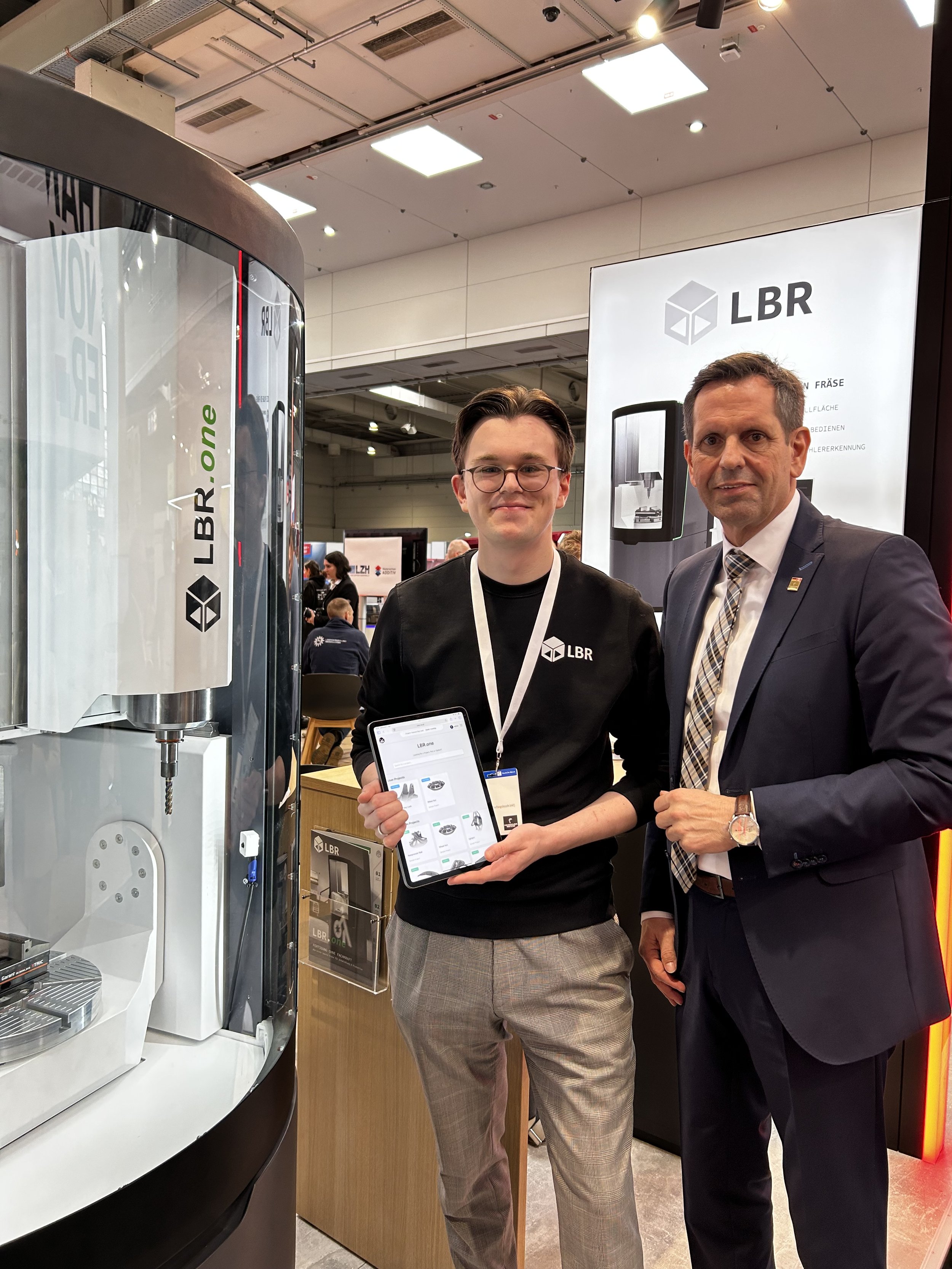 Politischer Besuch und starkes Interesse:
Mit Olaf Lies durften wir sogar den zukünftigen Ministerpräsidenten Niedersachsens an unserem Stand begrüßen – ein besonderes Highlight der Hannover Messe 2025. Das große Besucherinteresse und die intensiven