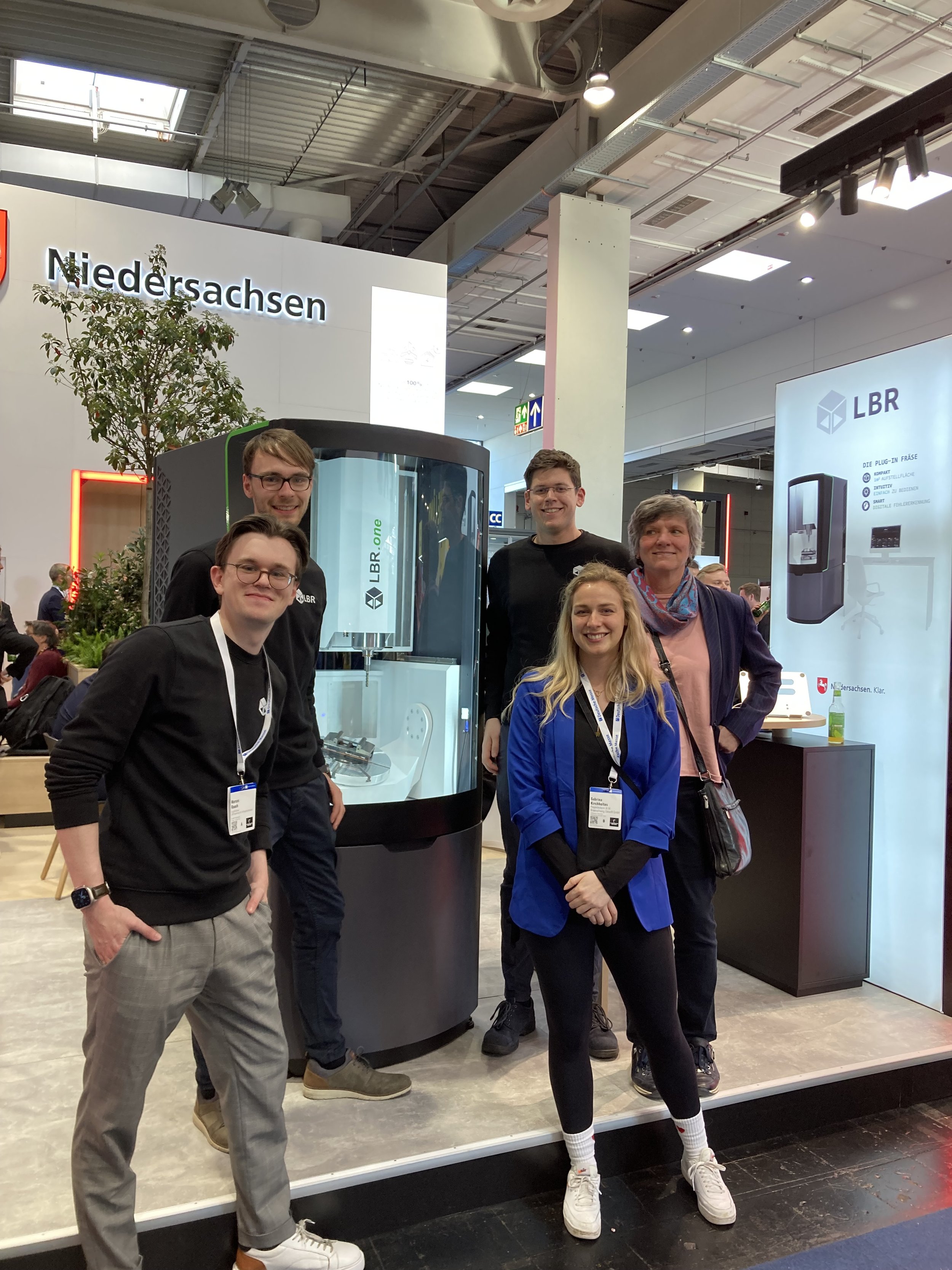 HANNOVER MESSE 2025 – ein starkes Signal:
Das große Interesse an unserer kompakten CNC-Lösung hat uns wertvolles Feedback und echte Marktdynamik gebracht. Mit neuer Energie und starken Partnern starten wir jetzt in die nächste Etappe unserer Marktein