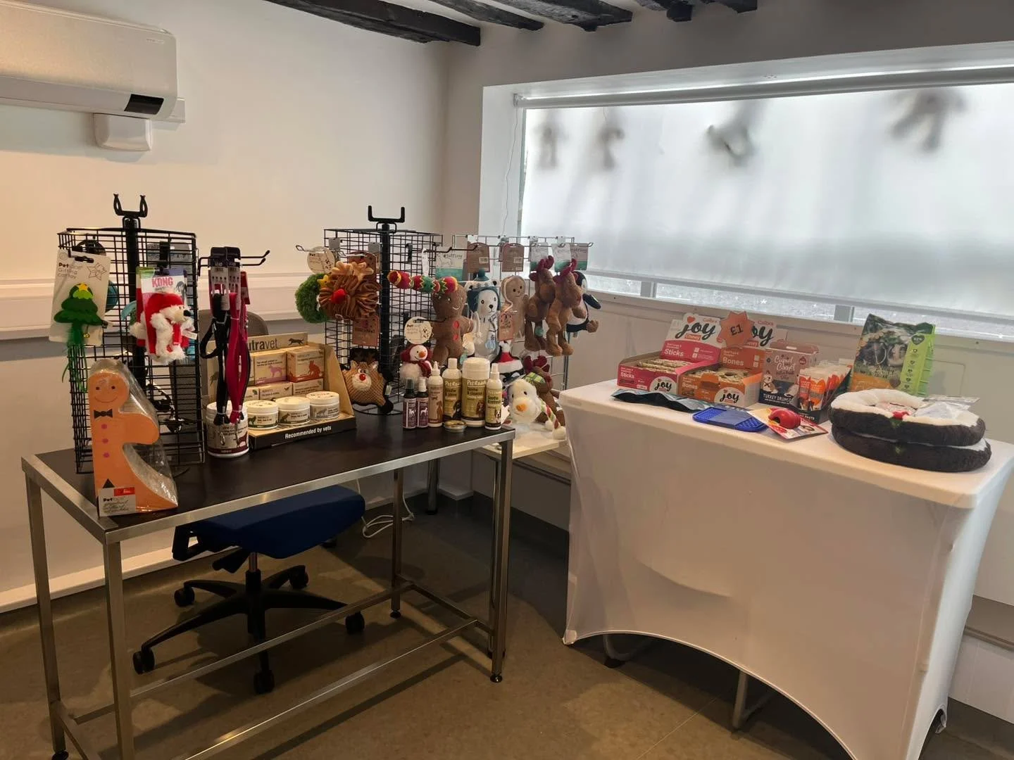 Our pop up Christmas shop is all prepared! 
Please do come along tomorrow, we&rsquo;d love to take you on a behind the scenes tour of our practice too 👀 
We&rsquo;ll be open 12 - 4pm 🕓 🎄🎅🏼 🐾
Please also vote for us at the best Christmas window 