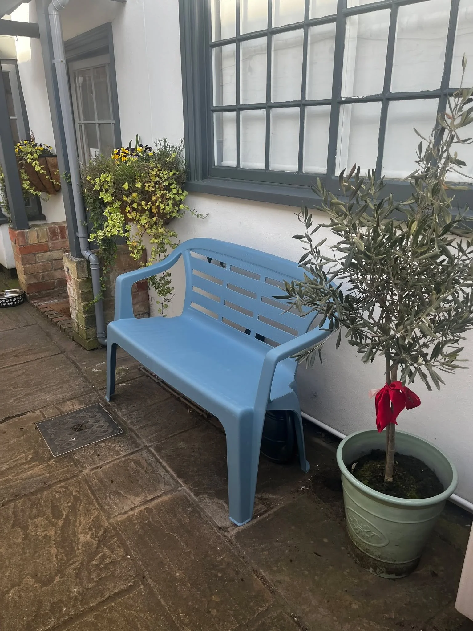 ☀️ New sunny spot at Kimbolton Vets! 🐾

We&rsquo;ve added a little outdoor waiting area with a bench at the side of the practice &ndash; perfect for anyone who&rsquo;d prefer a bit of space while waiting for their appointment.

Whether you&rsquo;ve 