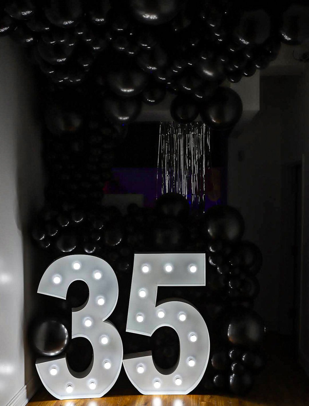 BS_Portfolio_35BlackBalloonCluster-Dark-2.jpg