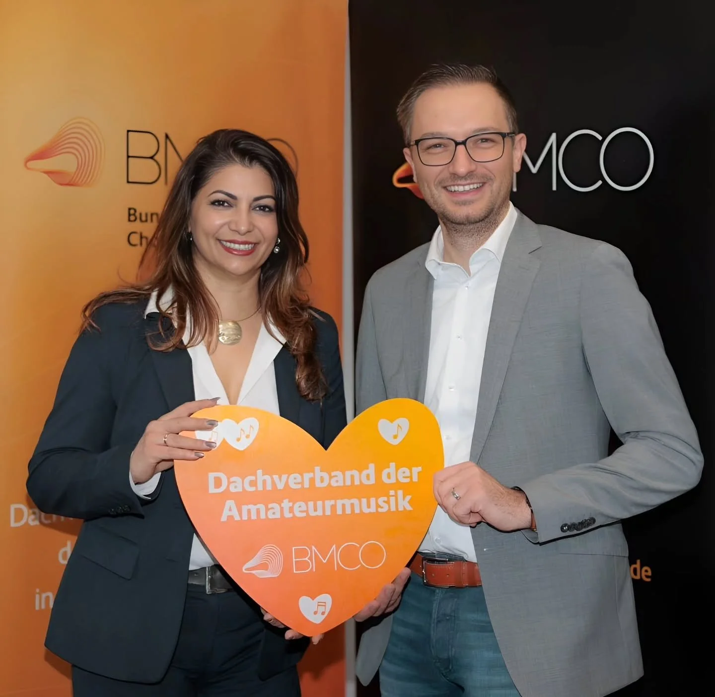 Mamaaaaa, ich bin jetzt Bundes- Pr&auml;sidentin 😅! Ich freue mich unglaublich &uuml;ber das Vertrauen und die Wahl zur Pr&auml;sidentin des Bundesmusikverbands Chor &amp; Orchester (BMCO). ❤️

Der BMCO vertritt die Stimmen von rund 16 Millionen Men