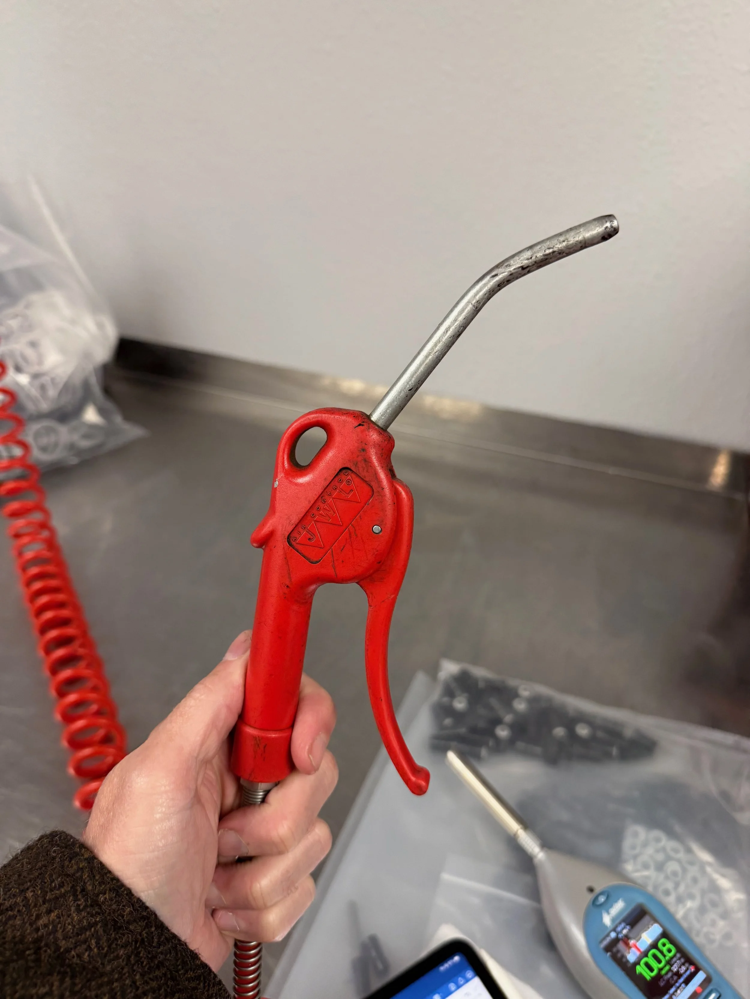 Air gun with a short nozzle