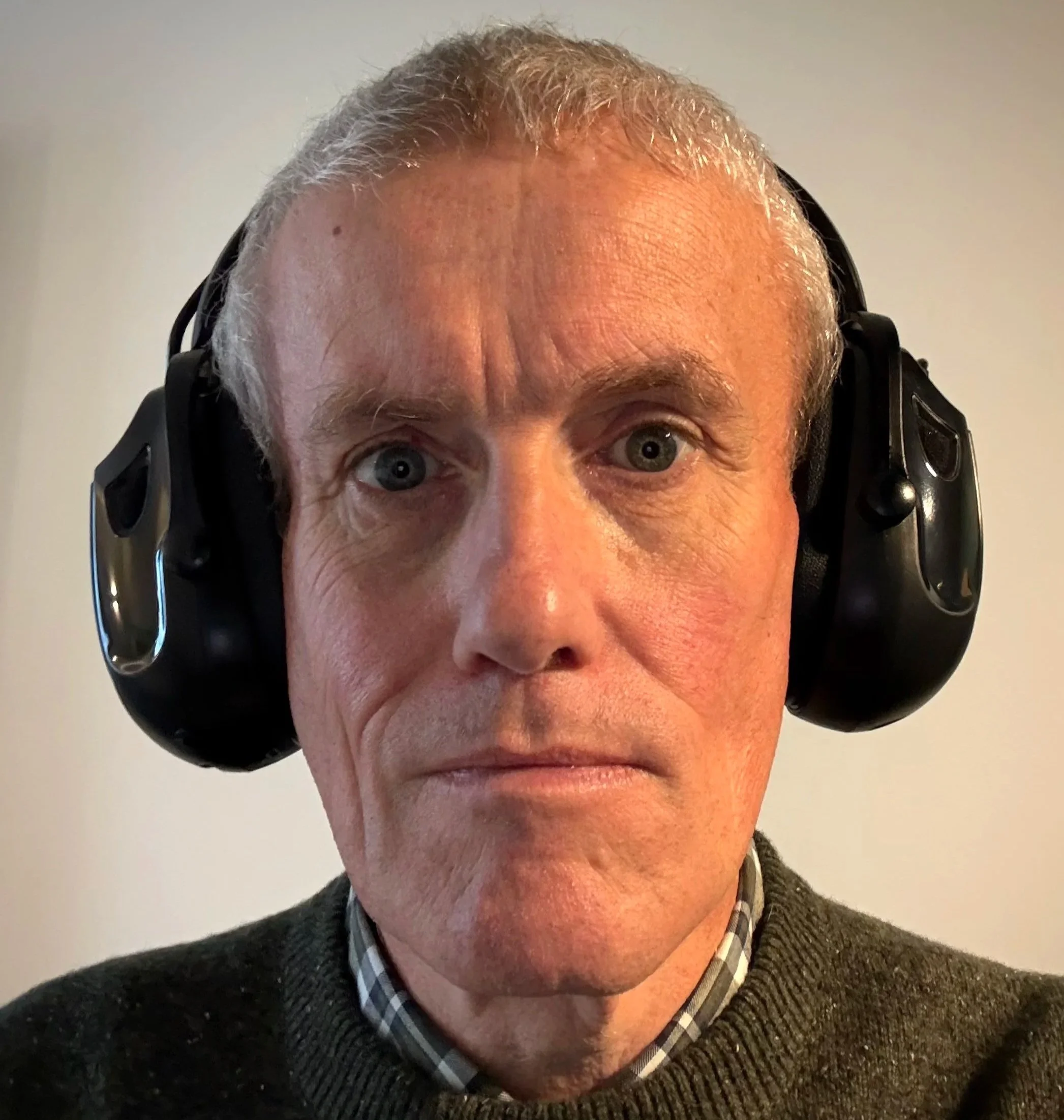 Man wearing Portwest PW77, face-on