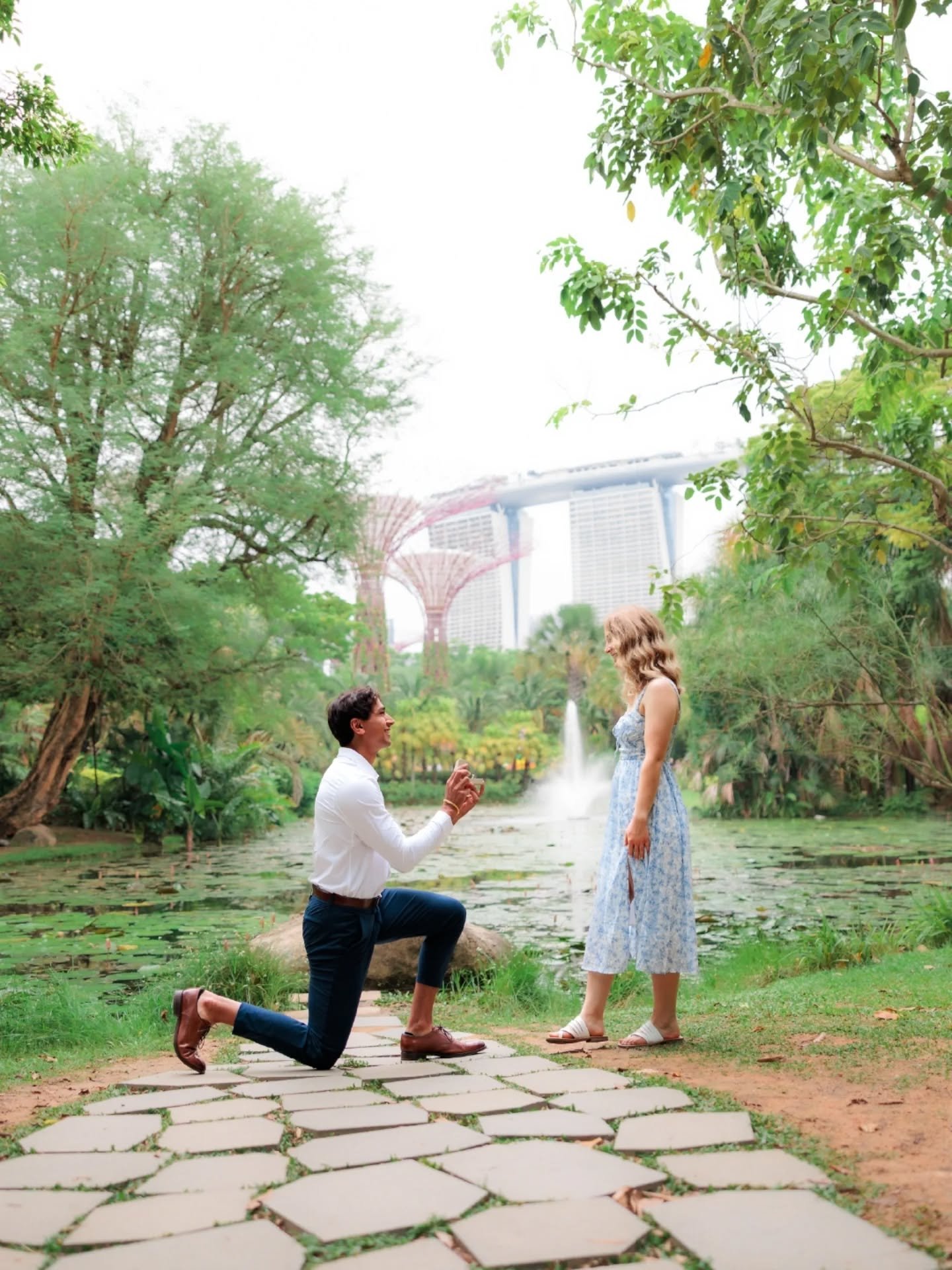 R + A Proposal
When you're just 'sightseeing' &amp; 'having lunch' in Singapore and something unexpected happens.

Let me know when it's your turn 🙏🏻🤭
.
.
.
.
Cameras: Canon R6 Mark II @canonasia
Lens: RF 28-70mm F2 @canonsingapore
Bag: @nomatic x