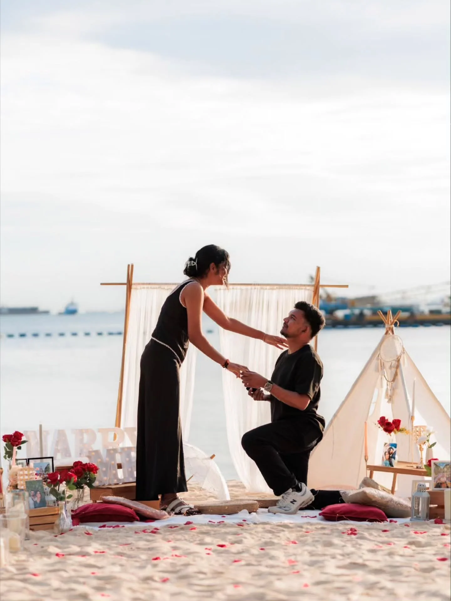 Y + R
Proposal at Sentosa
Gorgeous humans coming in from Fiji for a mini vacation. A random looking set up turning out to be just for her 🤭 Honestly, man was surprised too cause he didn't expect it to be this nice so he was even more motivated to pr