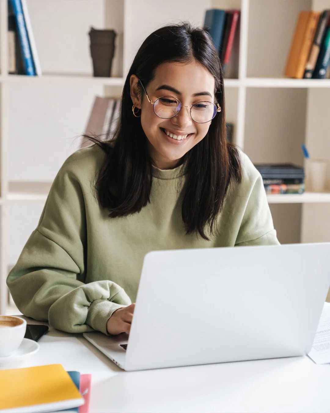 📚 Student loans can be confusing, especially when it comes to repayment. Do you need to pay while in school? The short answer: usually no, but it depends on your loan type and repayment terms. 💡
We break down loan types, grace periods & repaym