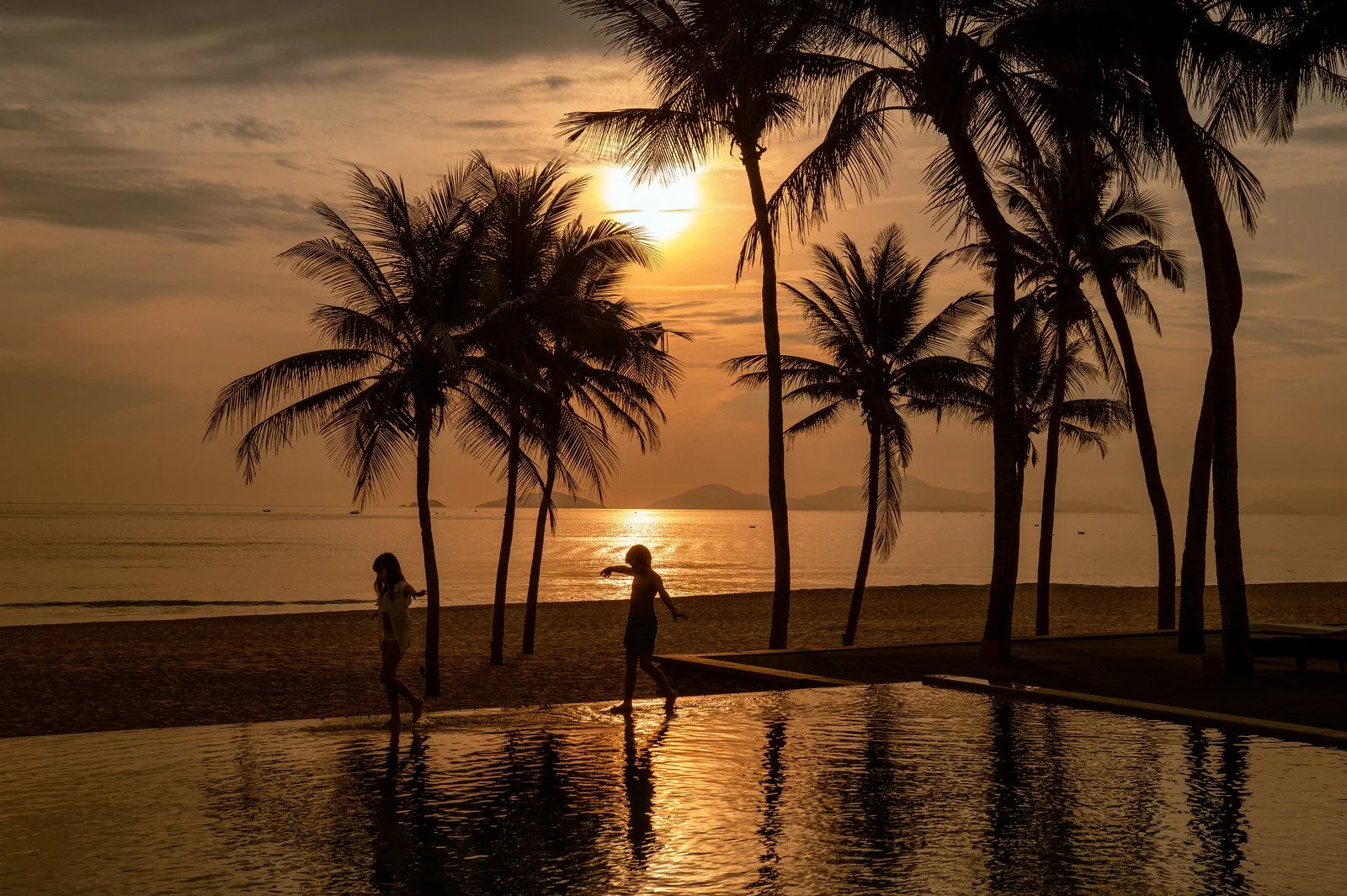 four-seasons-nam-hai-poolside-sunset.jpg