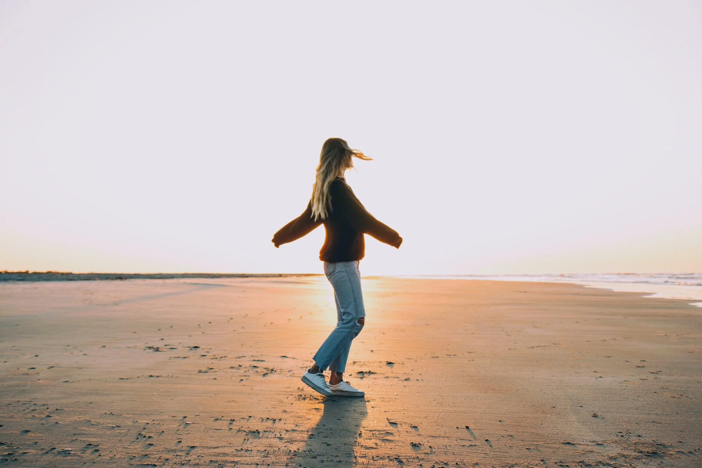 Woman walking by the seashore | Cognitive Behavioural Therapy