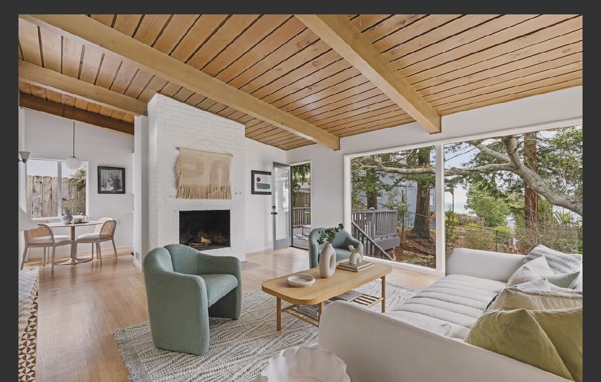 Our gorgeous listing at 256 Fairlawn Drive is now pending after receiving 7 offers yesterday! This room has been lovingly nicknamed the &ldquo;Ferris Bueller living room&rdquo; by the lucky buyer. Congratulations to all - It was meant to be! 
#vangua