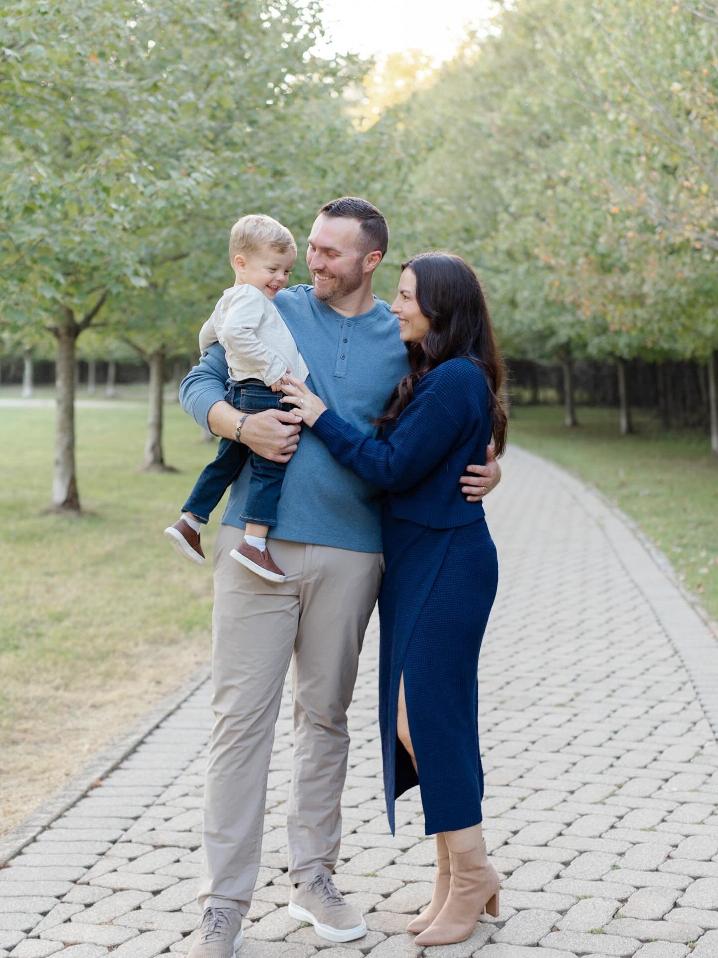 Signs of fall are peeking through, and I&rsquo;m here for it (and this adorable fam)! 🍁 I am *very* behind on scheduling and announcing mini sessions this year, but the booking site will be live tomorrow. Sessions will be held on October 18th and 19