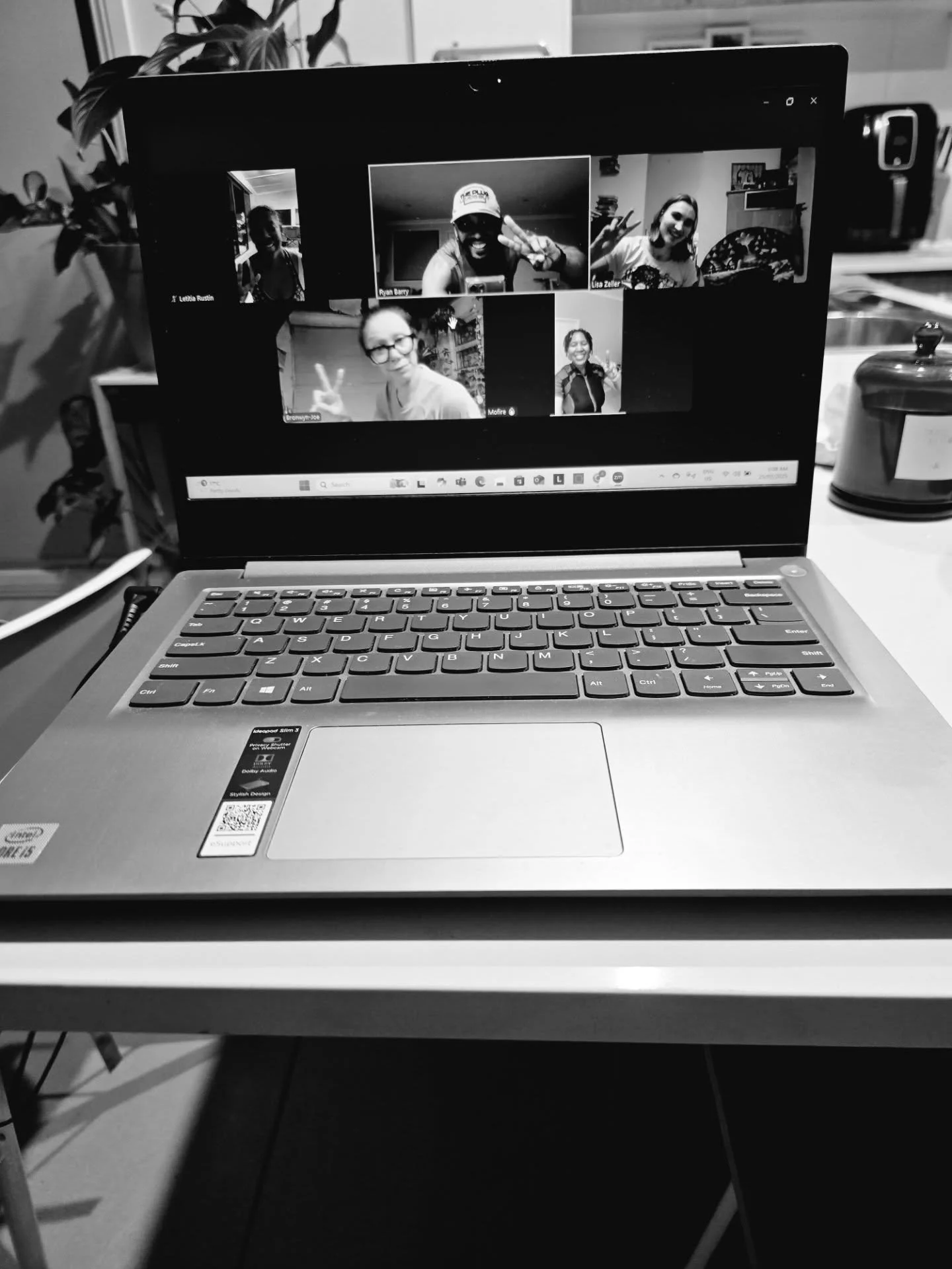 Busy parents don&rsquo;t just need motivation.

They need the right people around them.

Because environment wins.

If everyone around you normalizes:

❌️Skipping workouts
❌️Eating like shit
❌️Complaining
❌️Settling

That becomes normal.

But when yo