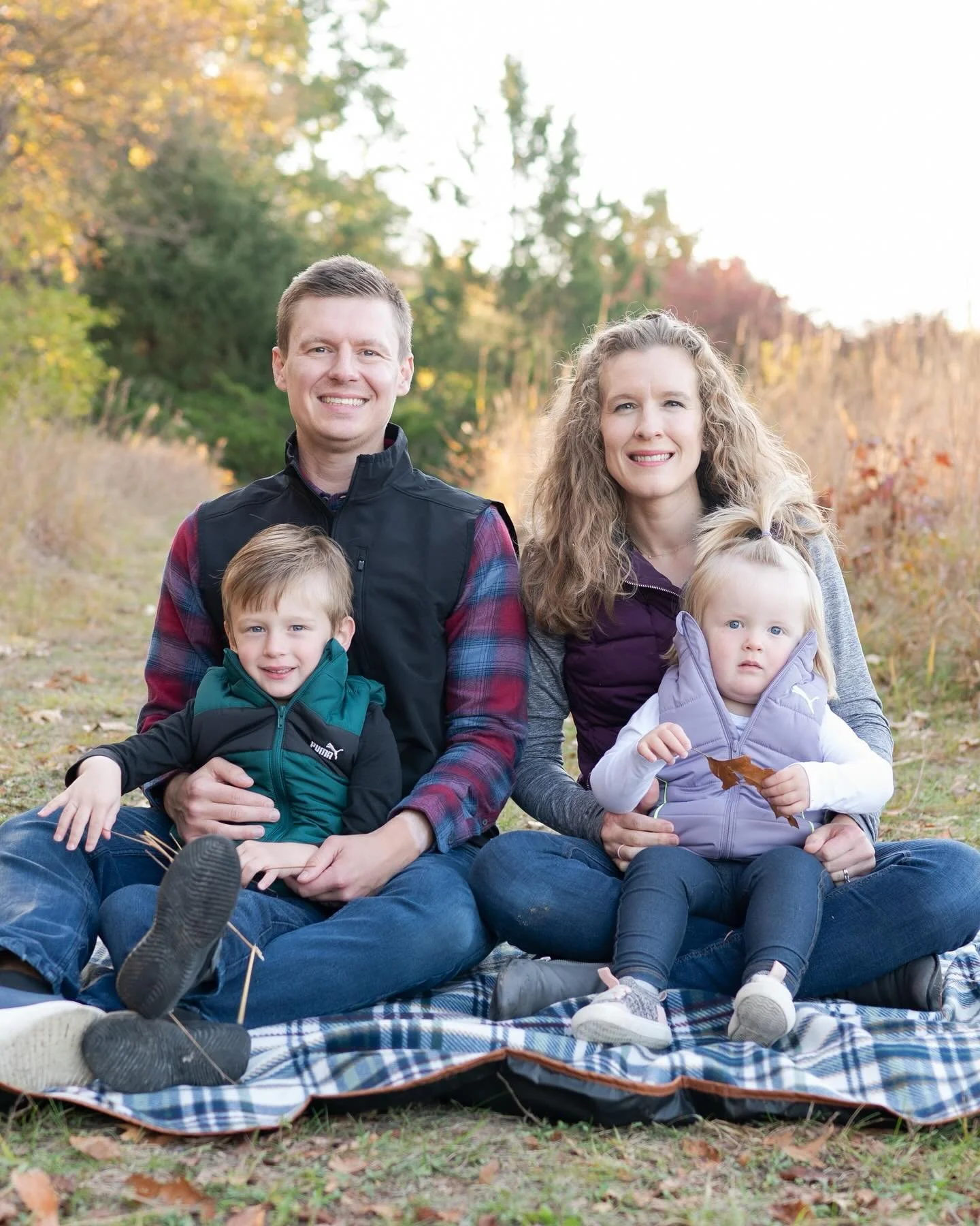 All the dirt and sticks were totally worth it for these family photos 🩷😅🍁

📸: thank you @sarahsagephoto!! 😍