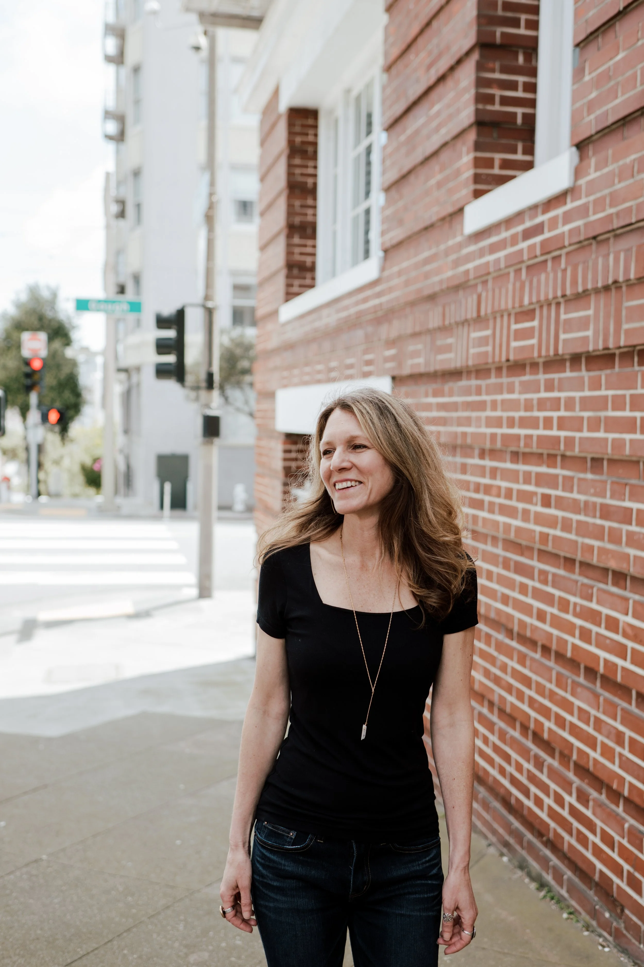 Jodie Stein walking and talking about dating struggles