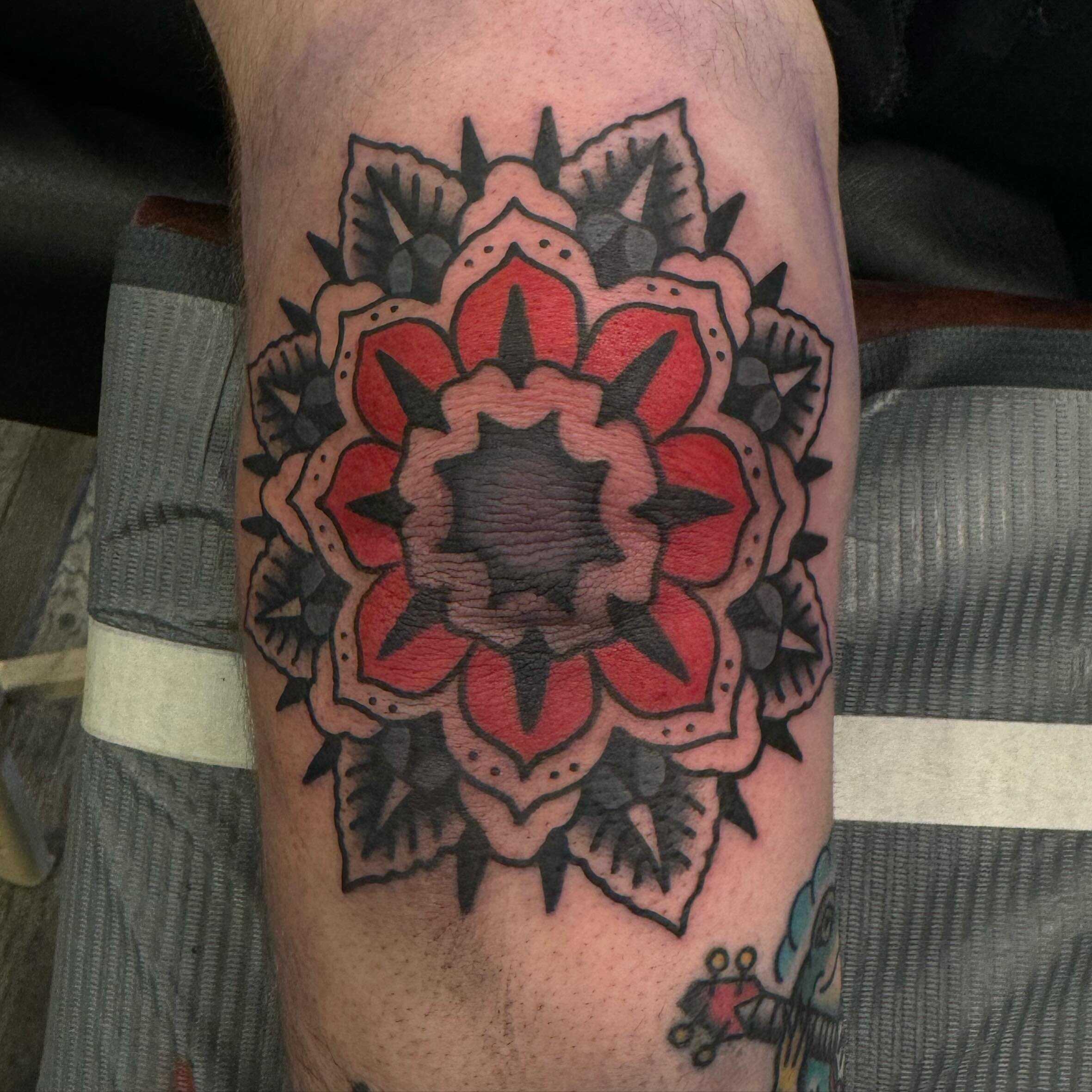 good start to this one! gonna wrap it up next time, thanks for the trust wesley 🙏
#tattoo #traditional #boldwillhold