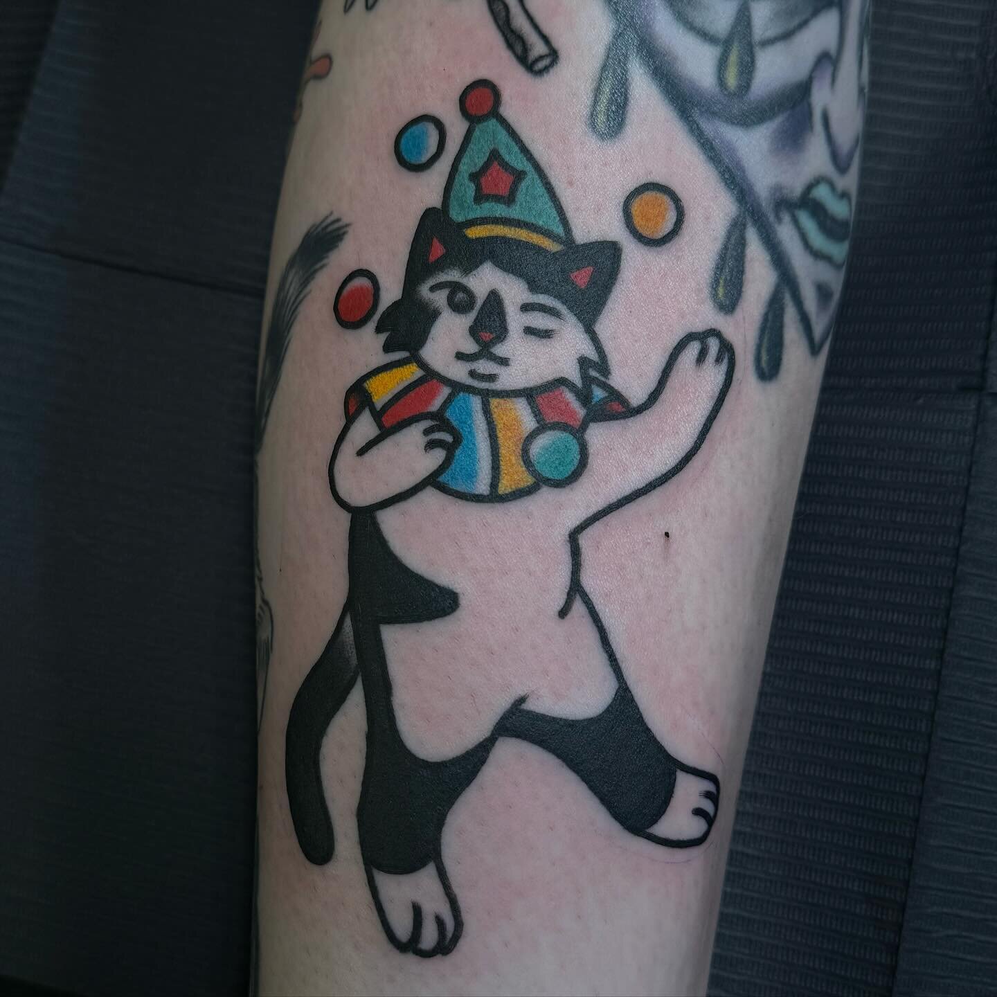 super fun custom pet tat for hailey, thank you for the trust homie!
always down to do some trad versions of your pets ❤️
#tattoo #traditional #americantraditional #boldwillhold