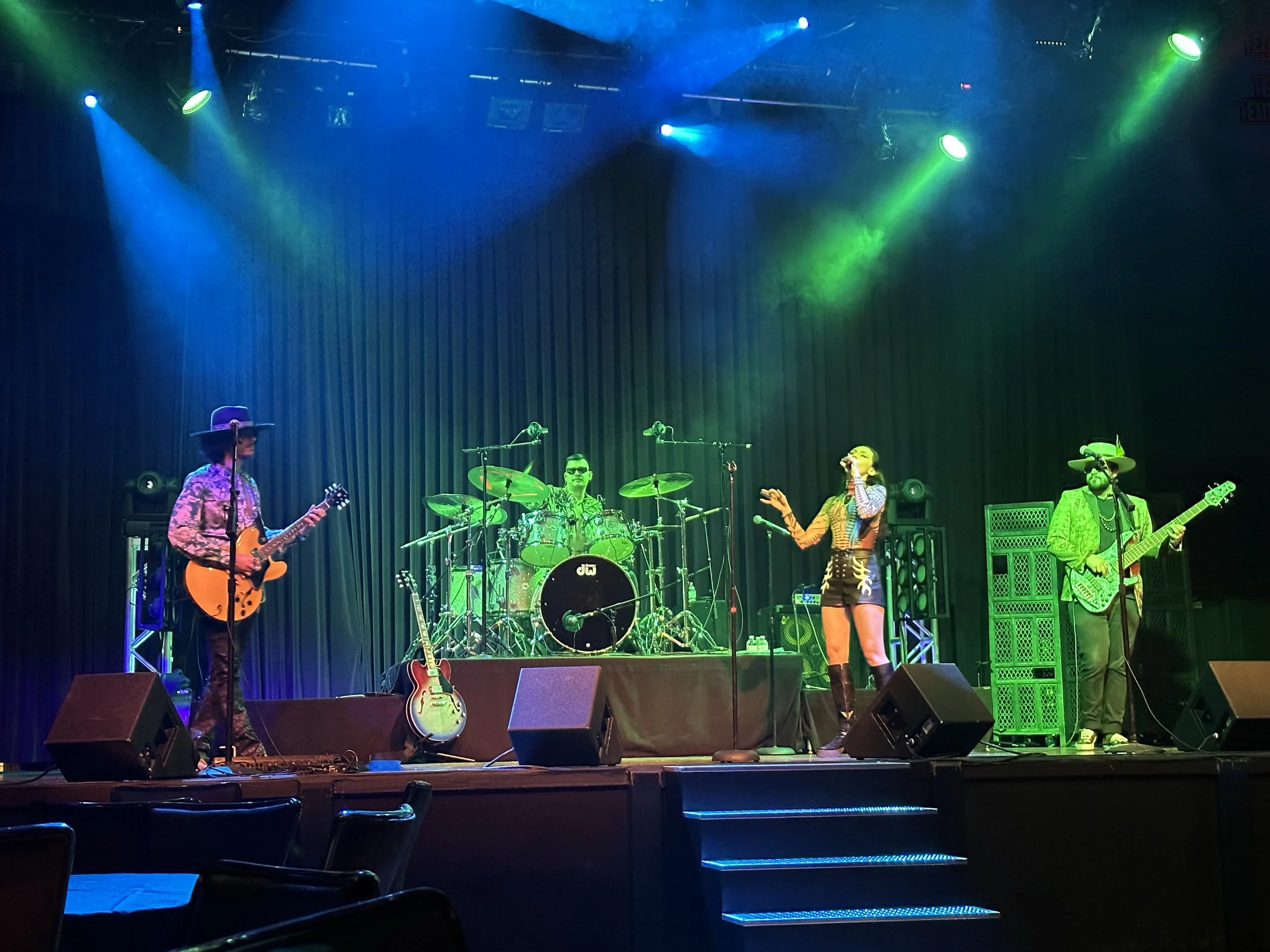 ROCKS LOUNGE