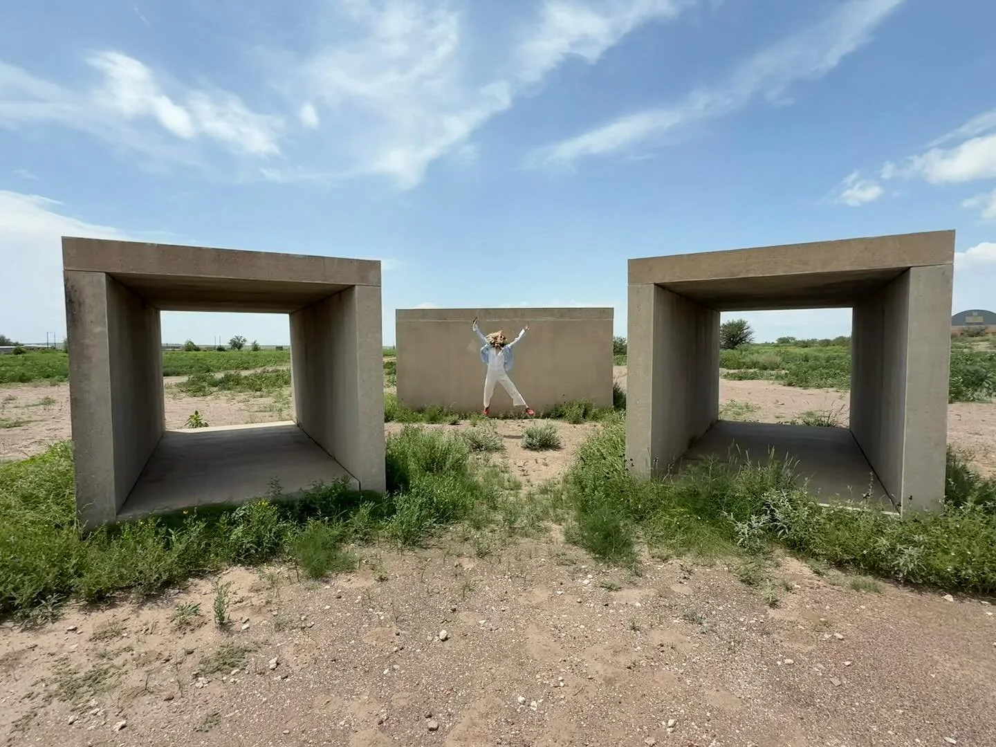 Summer road tripping to Marfa&hellip;first stops at the Chinati Foundation @chinatifoundation and Christopher Wool&rsquo;s &ldquo;See Stop Run&rdquo; at the Brite Building and out in the town&rsquo;s surrounding landscape.

Established by Donald Judd