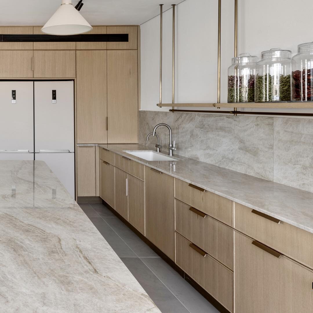 What does it take to have a modern yet unique kitchen?

Here at YGNG we are all about noble materials, rounded angles and unexpected combinations: Leather, marble, brass &amp; greenery express the true essence of this project. 

Green, earthy brown a