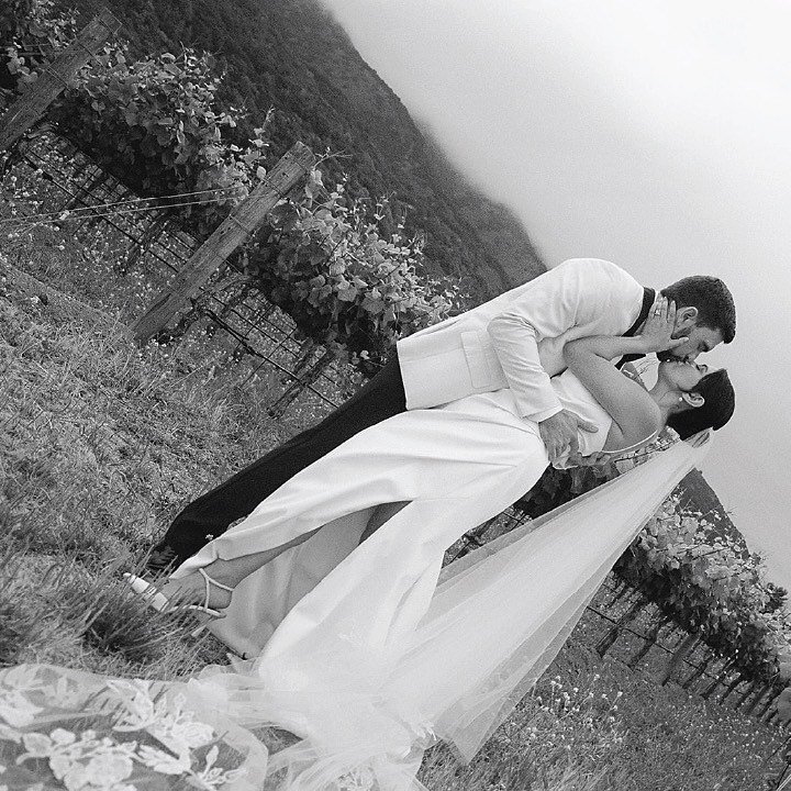 Something about black and white photography will always make me feel a certain way 🤍🖤 

Photography by: @brooketaelorweddings @jessicasteddom @hellobrandonscott @beningramvisuals 

#carmelwedding #santacruzwedding #californiawedding #northerncalifo