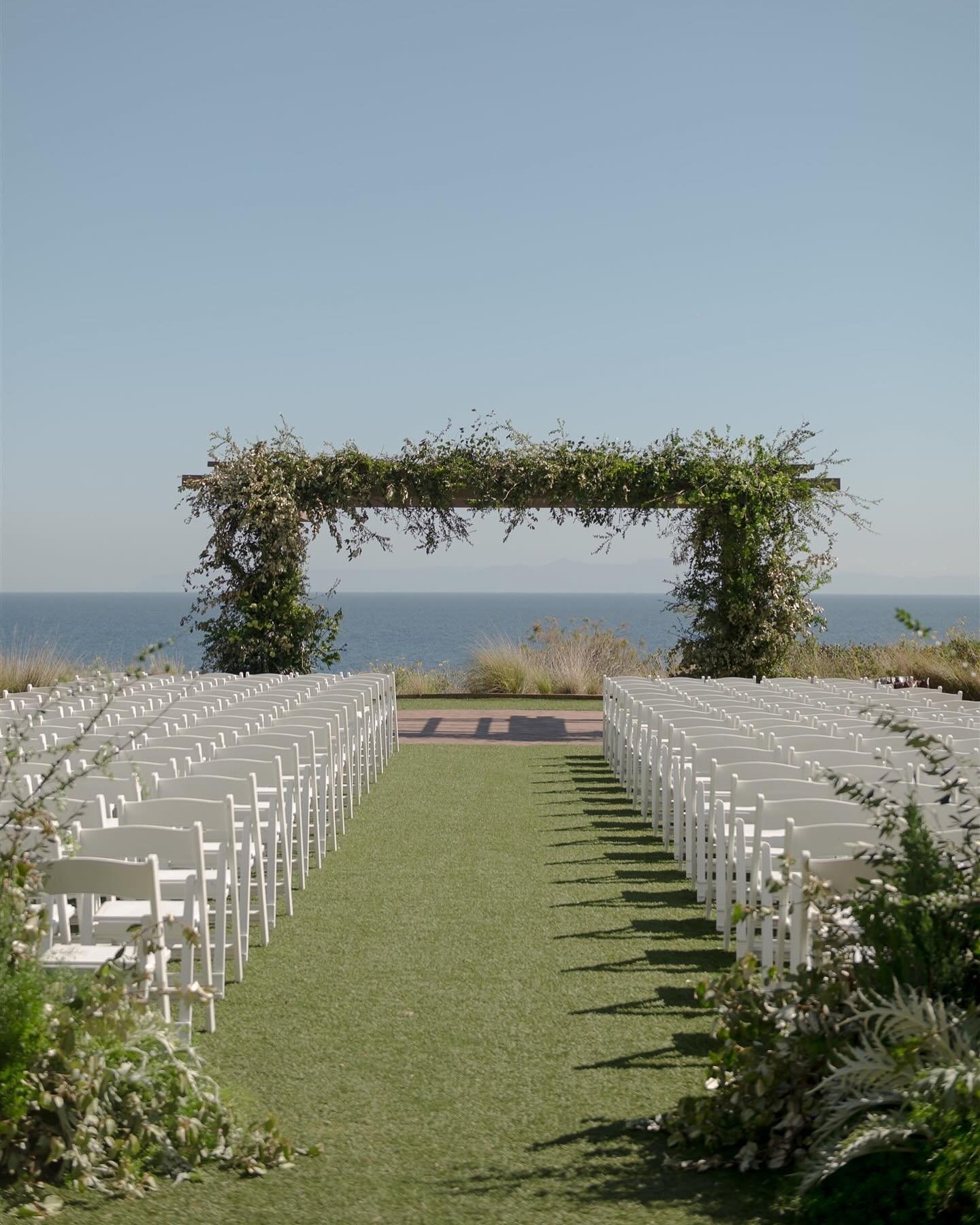 Seaside vows are never a bad idea 🌊🤍💍

Planner @paige.events
Photography: @hallemorganwed
Videography: @sdweddingfilms 
Venue: @terranearesort
Floral: @amywestfloral
Hair + Makeup: @glamsquad
Live Music: @elis.band 
Paper Goods: @happypostcompany 