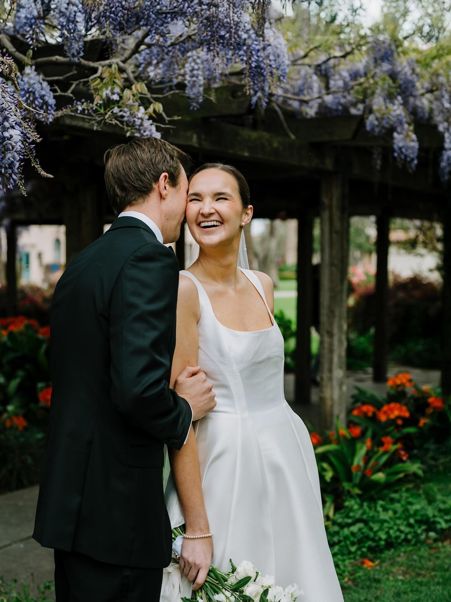 Beautiful portraits of happy people make us happy people☀️💛&nbsp;&nbsp;

Planner @Paige.events
Photography: @agirlandacamera
Videography: @classiccityfilms
Venue: @rosewoodsandhill
Floral: @autumnmarcelledesign
Hair + Makeup: @kellyjobeauty
Dress: @
