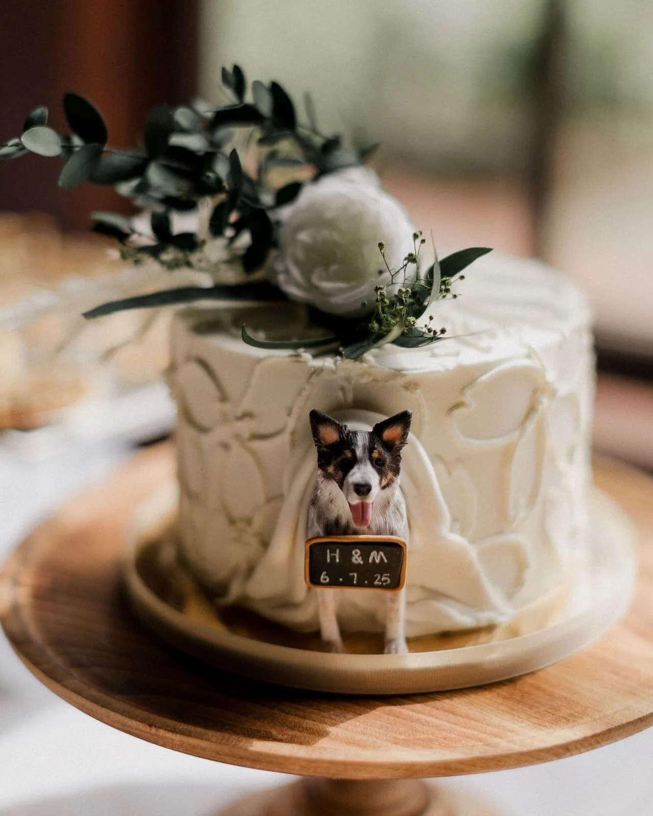 If you haven&rsquo;t already noticed, we&rsquo;re big fans of incorporating your pets into your wedding day 🐾 How cute is this cake from @prettypleasesf 

Photo: @kellyboitanophoto 

#weddingcake #weddingcakeinspo #weddingcakes #weddingcakeideas #we