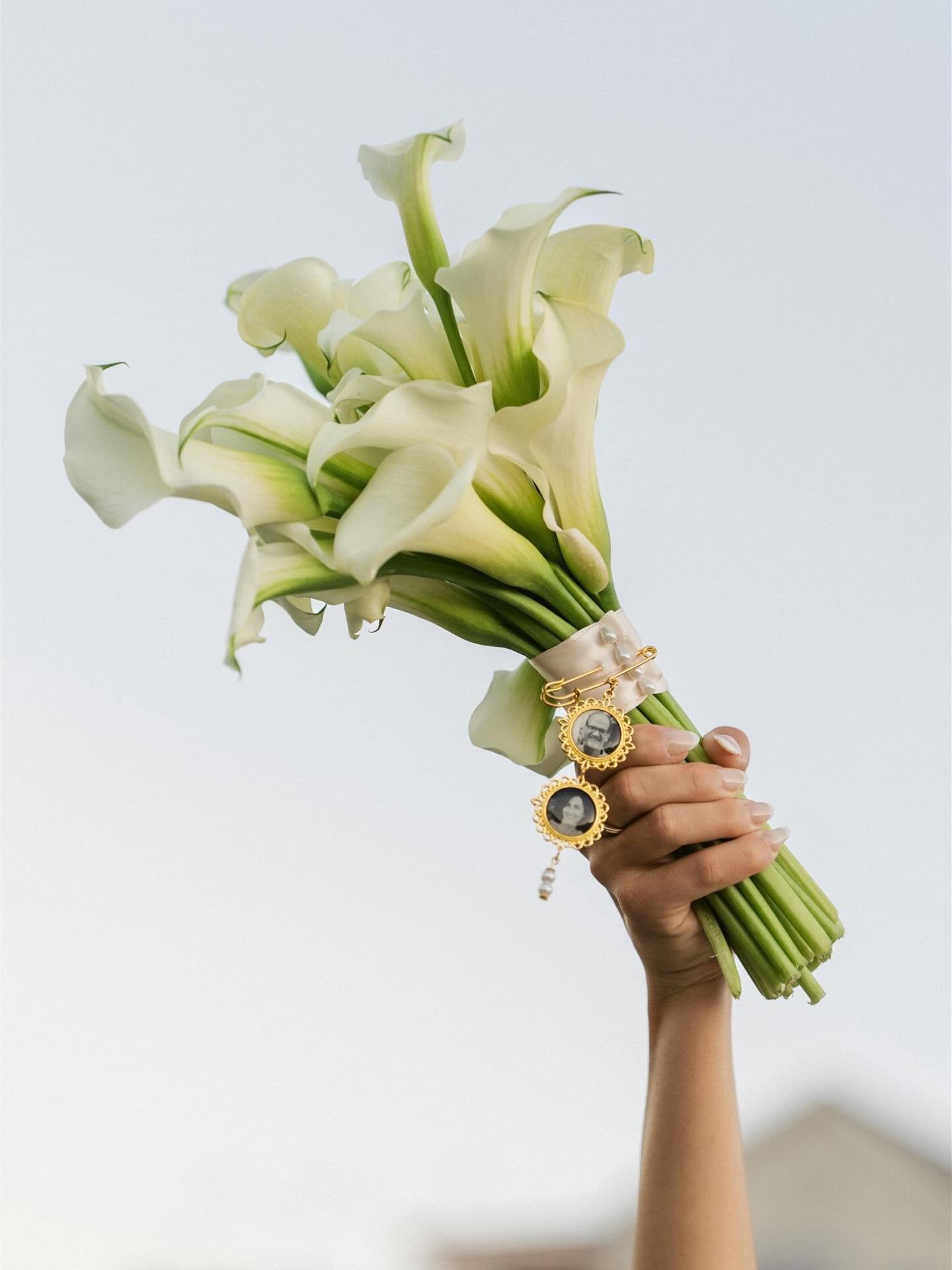 We love seeing how our couples choose to incorporate their passed loved ones into their day - it is such a special reminder of the everlasting love of those who come before us and a symbol of their presence in your marriage to come! 😇🪽 What other d