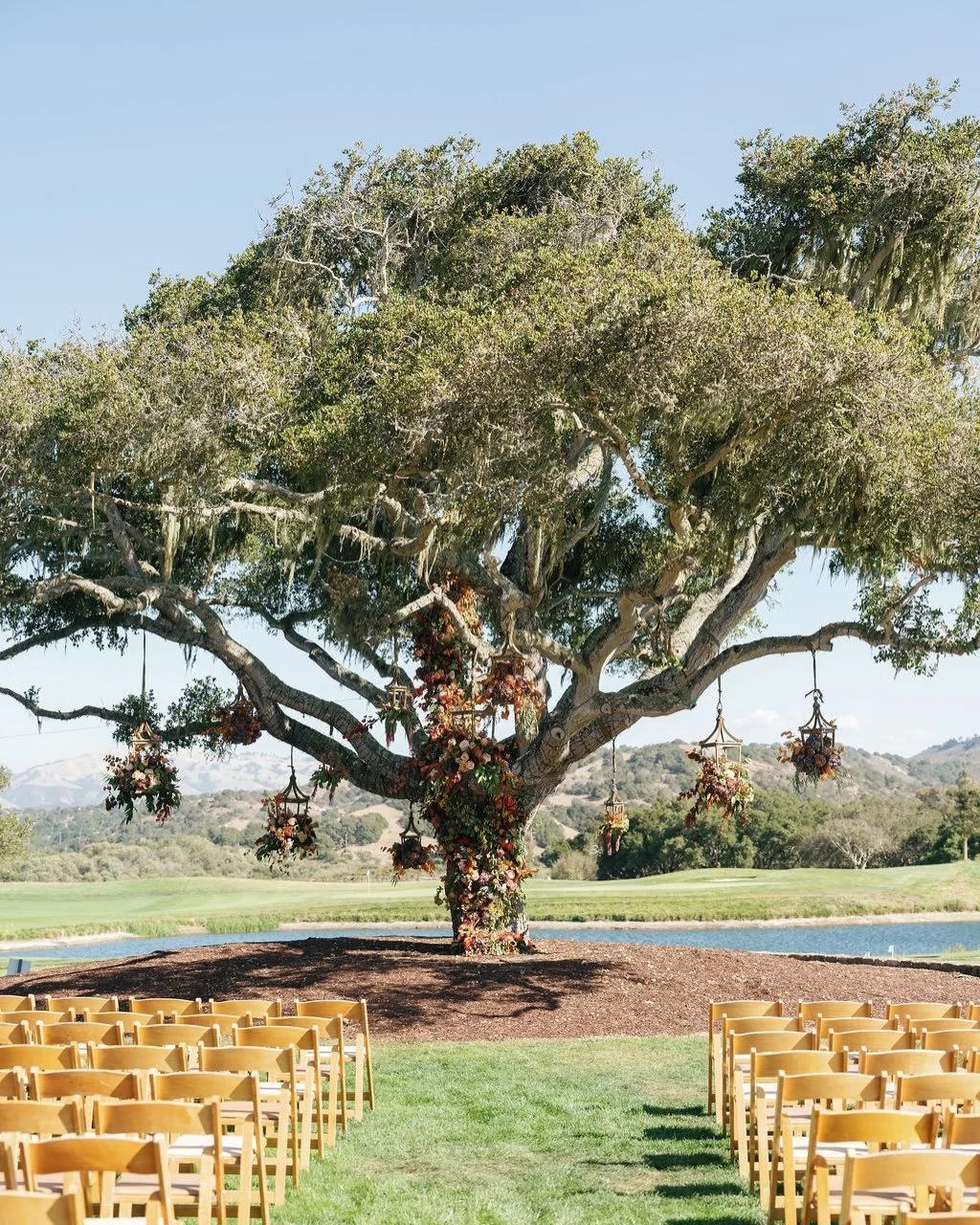 Building &ldquo;wow&rdquo; moments with @bloomsters at @tpc_monterey 😍 

Photography: @oliviamarshallphoto 

#montereywedding #californiawedding #weddingfloral #northerncaliforniawedding #californiaweddingplanner
