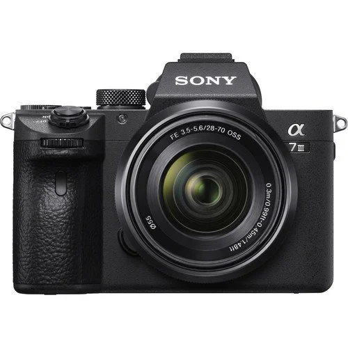 Sony Alpha A7III + lente 28-70mm (SKU: ILCE-7M3K/BC)