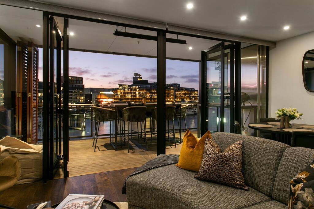 🌊 Experience Serenity &amp; Waterfront Luxury 

🌅 Immerse yourself in the beauty of Waitemata Harbour and Pacific Ocean vistas from our delightful retreat. Filled with natural light, this serene sanctuary offers deep comfort and convenience. Indulg