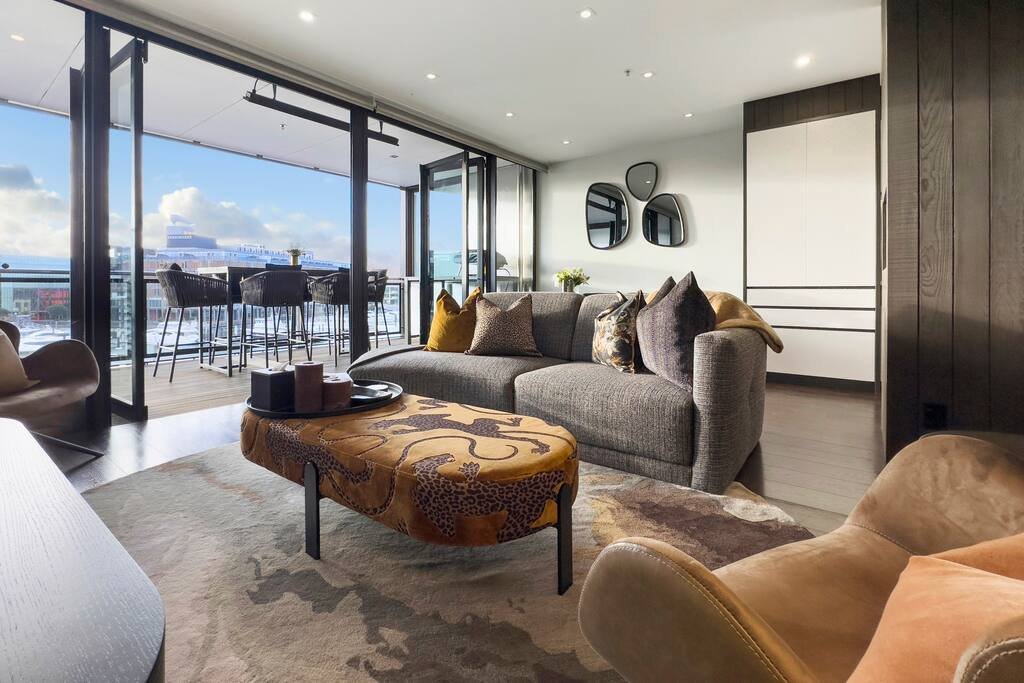 Refined Luxe Escape for savvy business or leisure travellers: Your Sanctuary Awaits! ✨

Elevate your Auckland travel accommodation experience at our luxurious waterfront retreat. Immerse yourself in the fine 5-star luxury details and amenities, and o