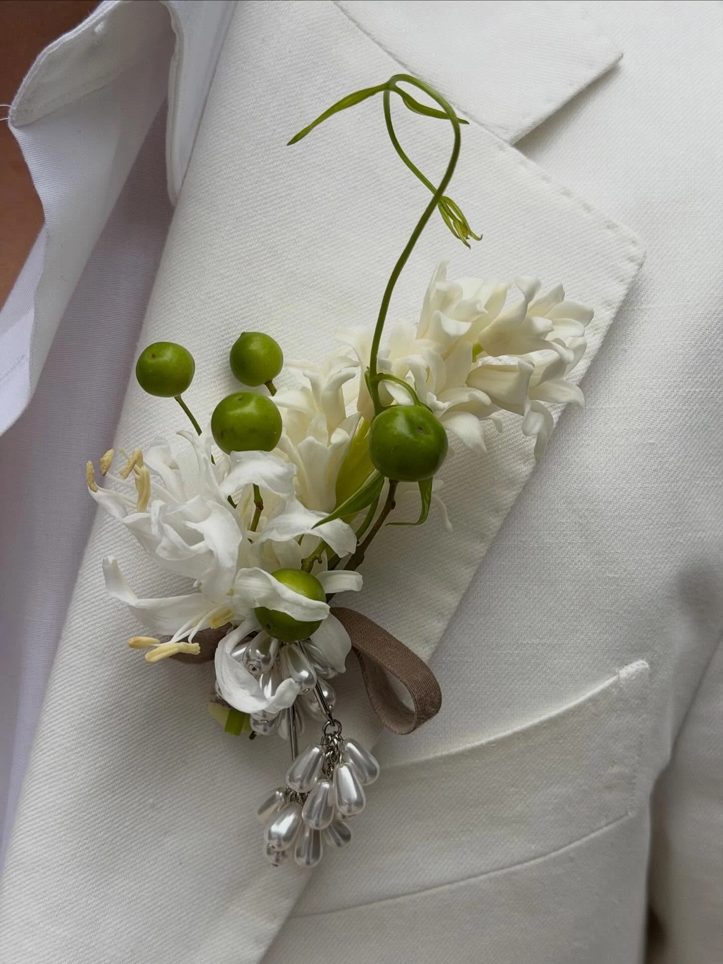 Pearls, bridal bouquet, and boutonni&egrave;re ⚪️