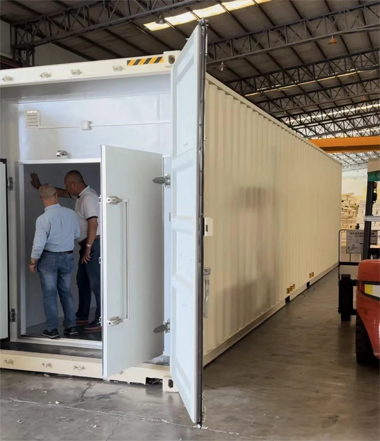 How many solar panels and batteries you need for your cold room?