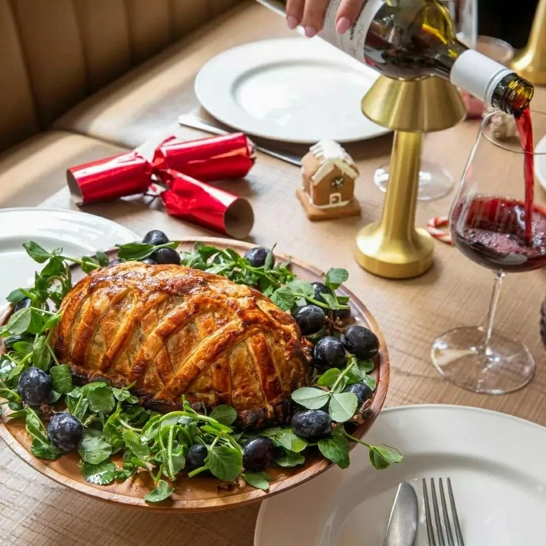 'Tis the season for great food, great company, and French flavours! 

Gather your loved ones and join us at Bistrot Bisou for a festive 4-course feast with a French twist. From oysters to Beef Wellington, we&rsquo;ve got your Christmas lunch covered.