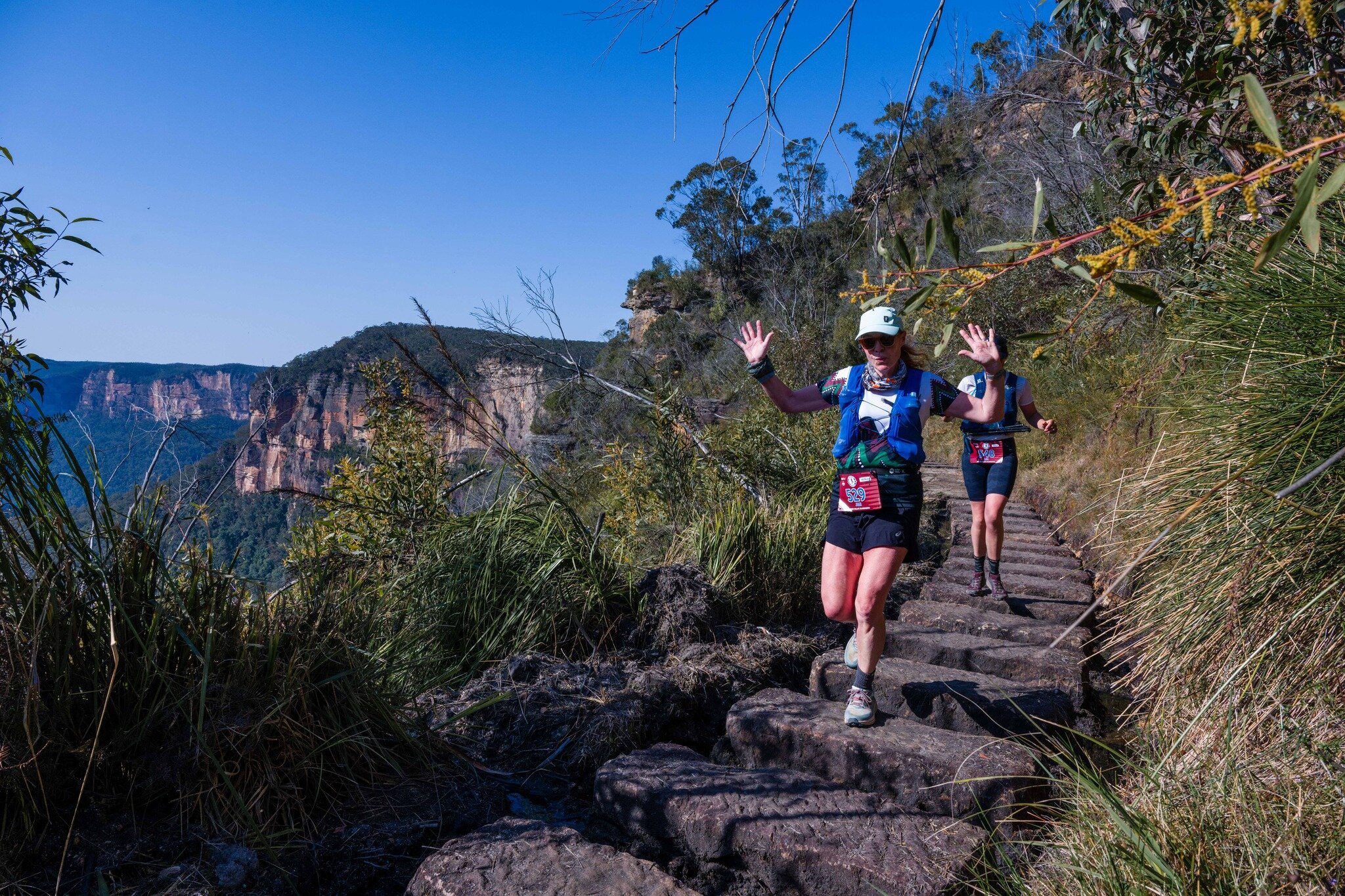 Double high 5s all round for these clifftop trails ✋ ✋ 

Pound for pound the most jaw dropping race in Oz

#trailrun #mountainrunner #high5 #FindYourEpic