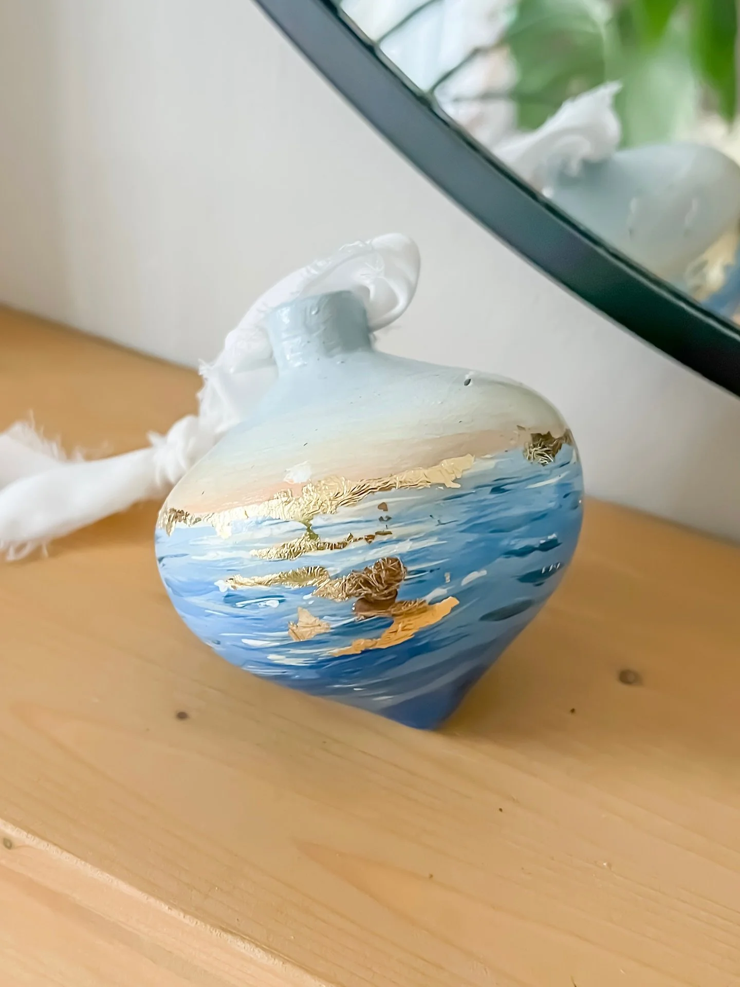 The Lowcountry ornaments are back! These porcelain ornaments are hand painted with acrylic and gold leaf. They are adorned with a beautiful white ribbon.

I have a handful that are ready to ship now and they come in both teardrop and round shapes. Th