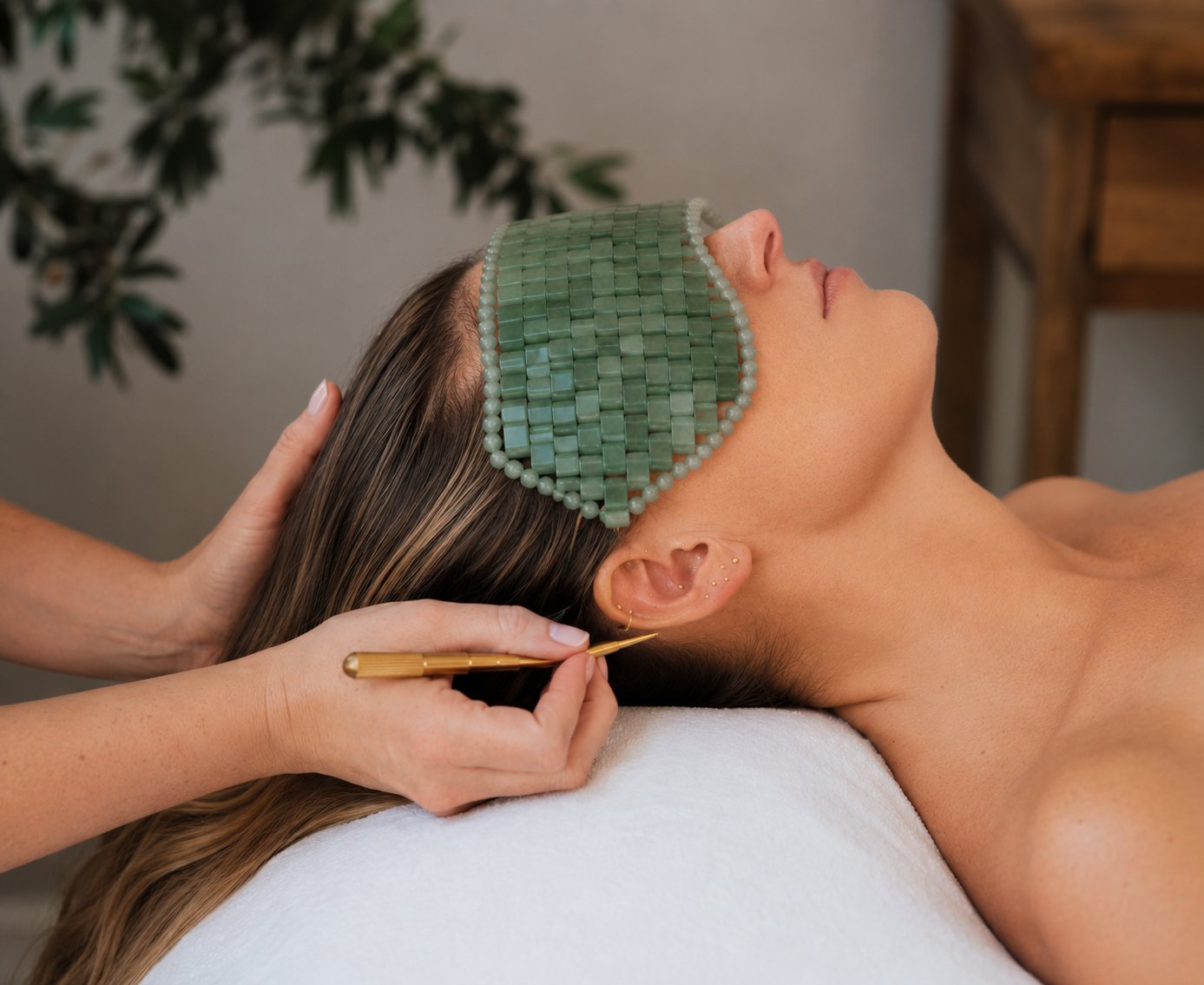 Auricular therapy with a jade eye mask