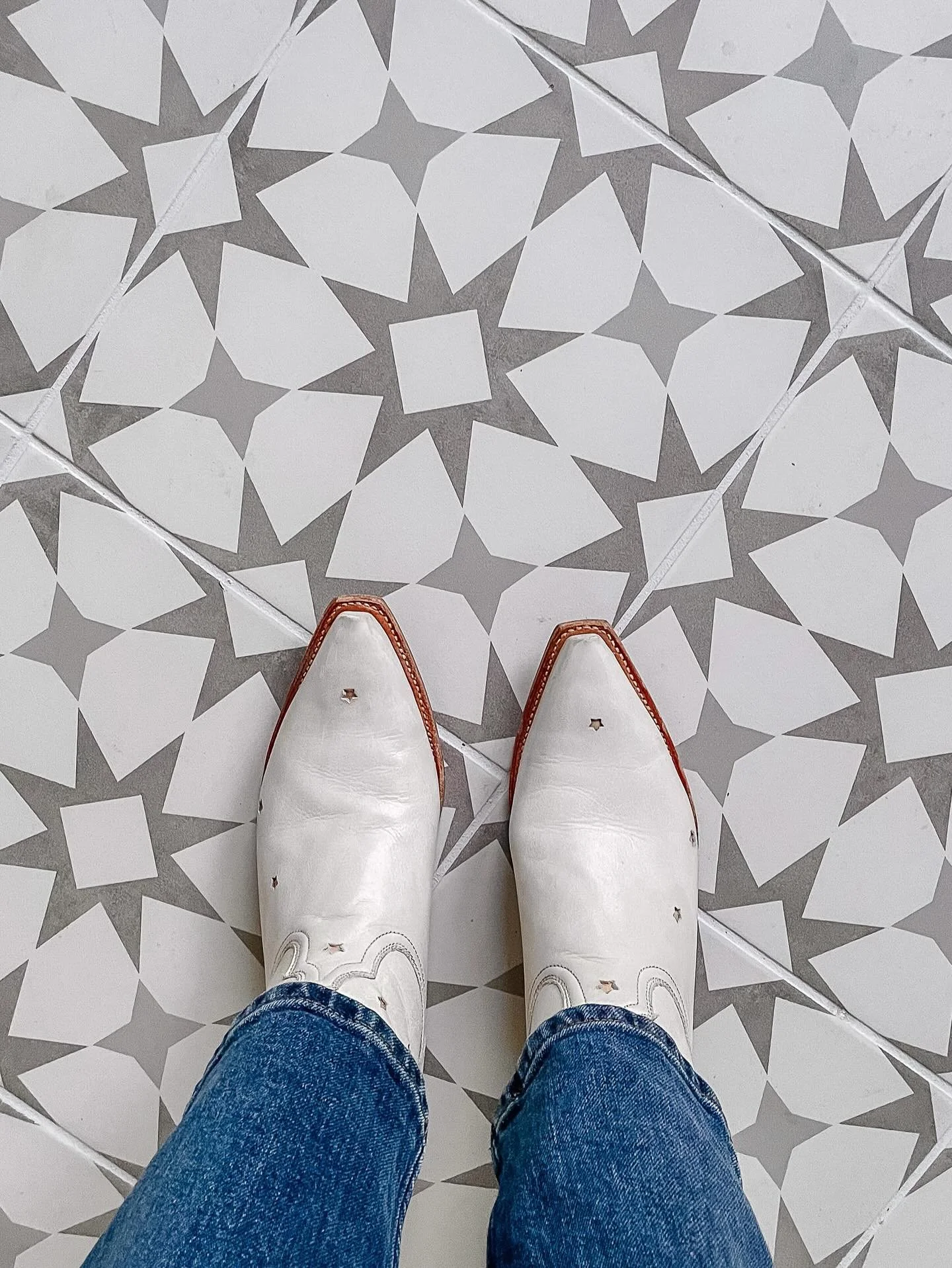 Just 5 days til we head back to Lockhart! I&rsquo;m excited to be reunited with my banana pudding living room. 

Did you know I use design keywords for each of my projects? It&rsquo;s fun and serves as a handy guide throughout the design process. 

H