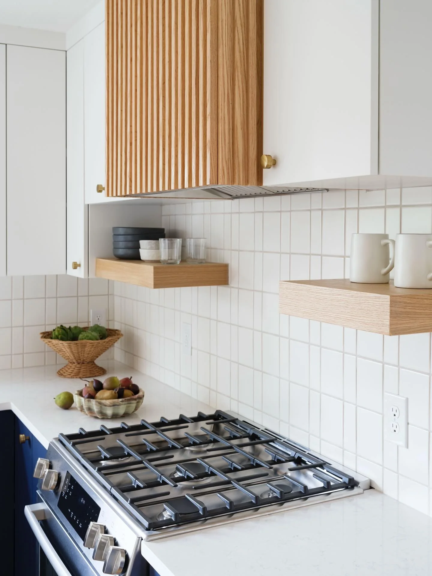 Happy Friday! Here&rsquo;s a kitchen peppered with detail and ready for a party. It has it all&hellip;

-clay tile in a modern grid pattern
-two toned cabinets with brass hardware
-white oak tambour and floating shelves 

It&rsquo;s just missing chip