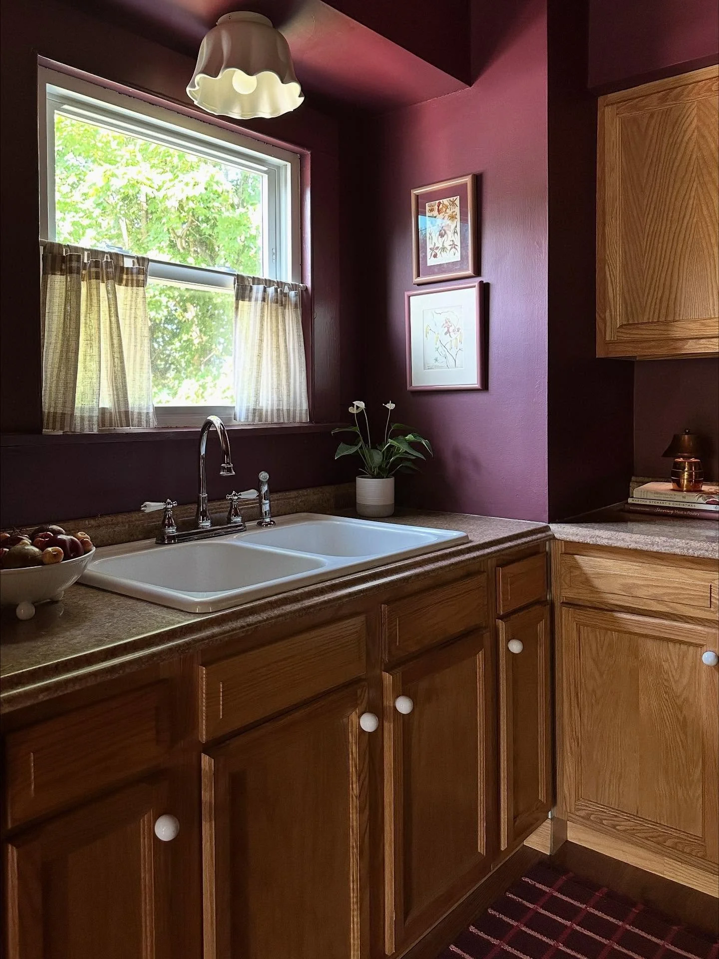 Today we&rsquo;re photographing a kitchen and it&rsquo;s got me thinking about the last time I styled a kitchen&hellip;

My plum kitchen in Maine!! 

I have about 50 pics of lunch plates in front of this magical lil corner✨

#jgmainehouse